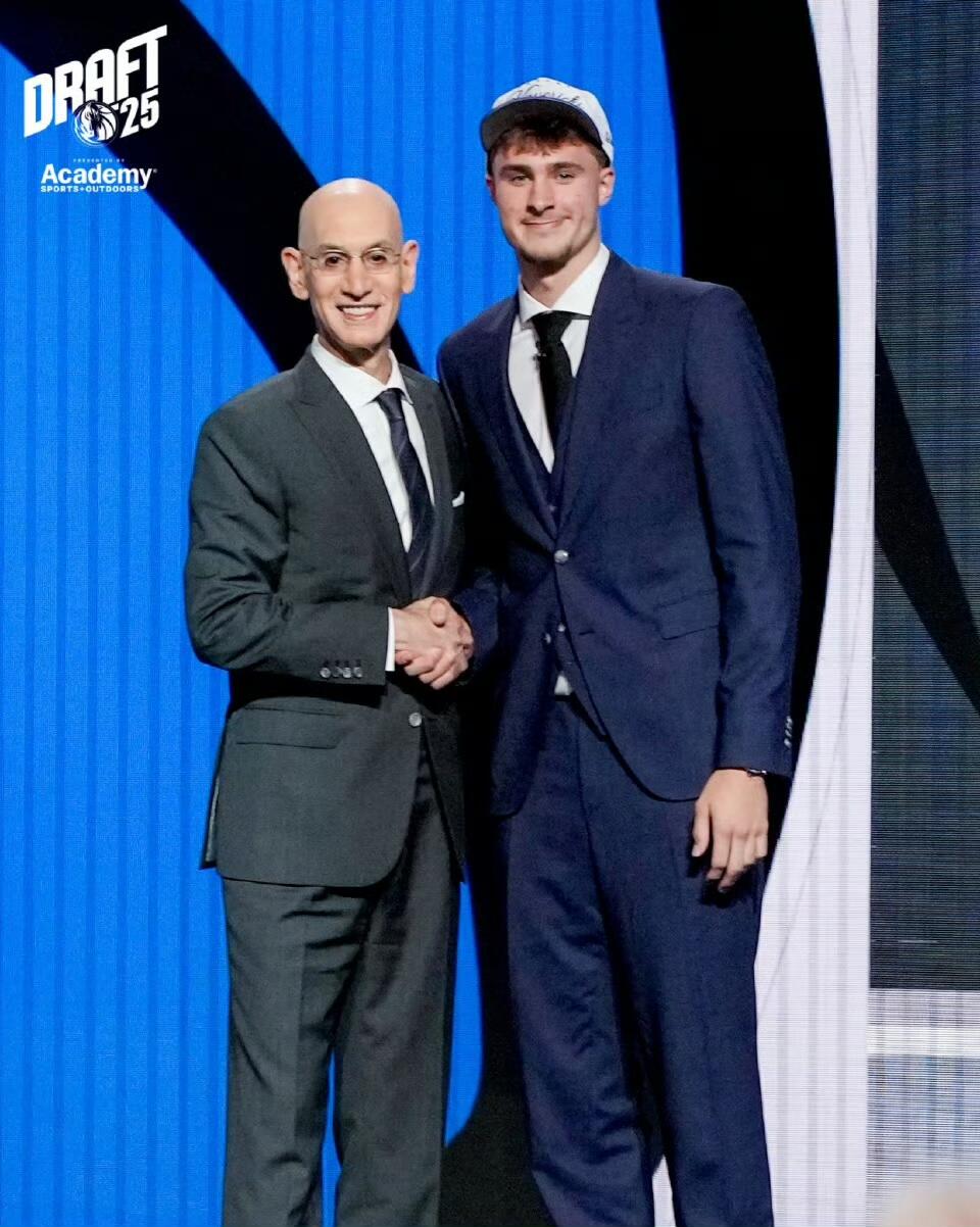 零元拍：‌超级理财佳品！2025NBA状元秀库珀-弗拉格‌，‌4号秀康·克努佩尔，10号秀卡曼-马鲁阿奇‌，锡安-詹姆斯‌等杜克大学NCAA 疯狂三月主力阵容合签Wilson NCAA Final Four 珍藏篮球！火力全开放心冲！！