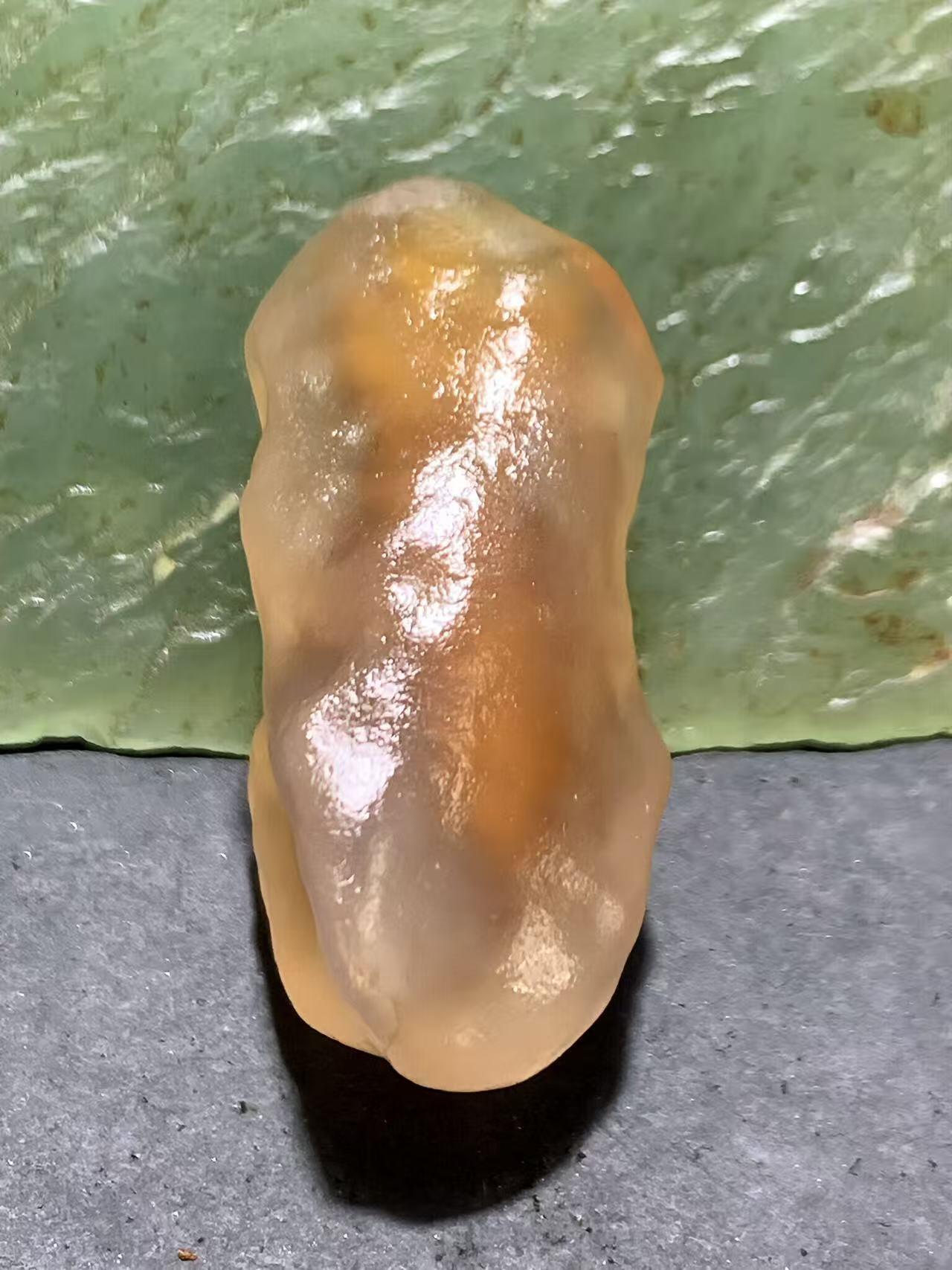 精美天然阿拉善糖心孔洞象形原石一颗，