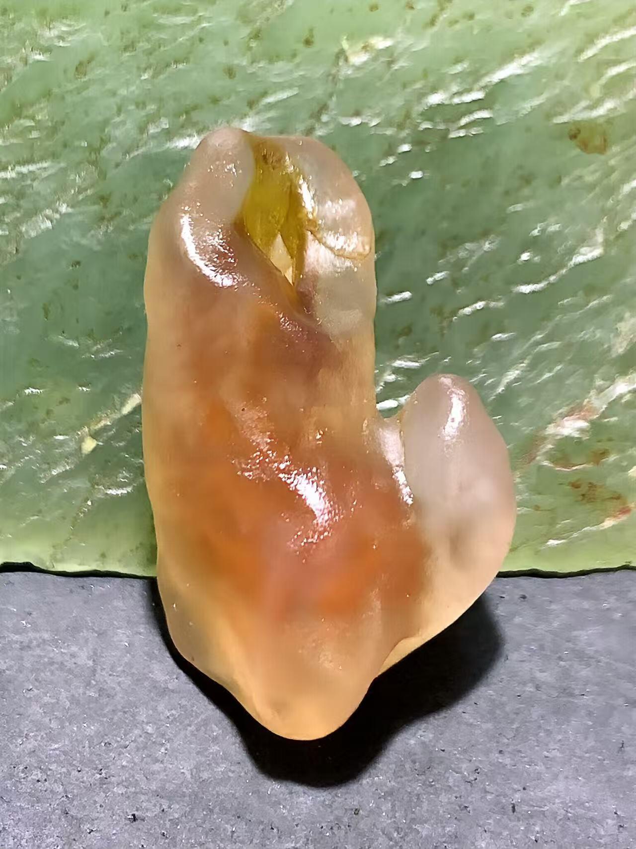 精美天然阿拉善糖心孔洞象形原石一颗，