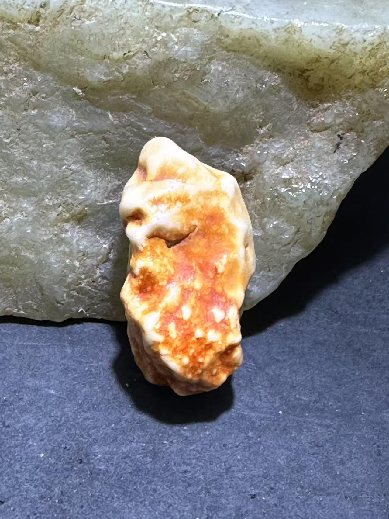 放福利，天然精品罕见筋脉沙漠漆原石一颗！