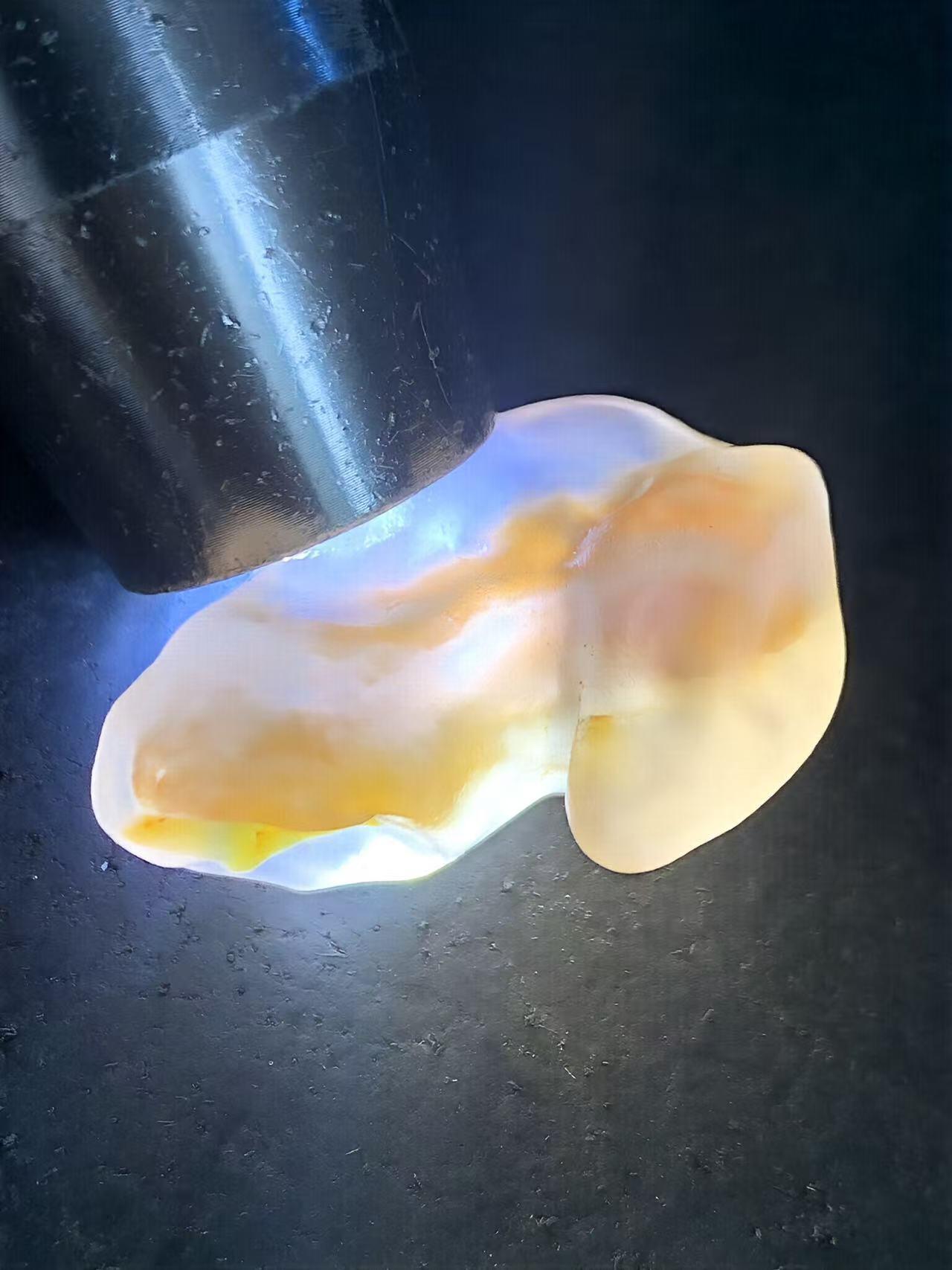 精美天然阿拉善糖心孔洞象形原石一颗，