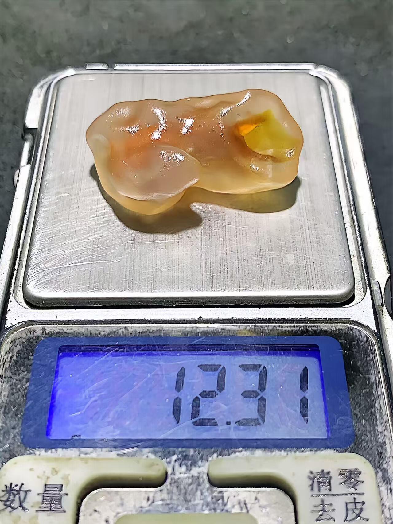精美天然阿拉善糖心孔洞象形原石一颗，