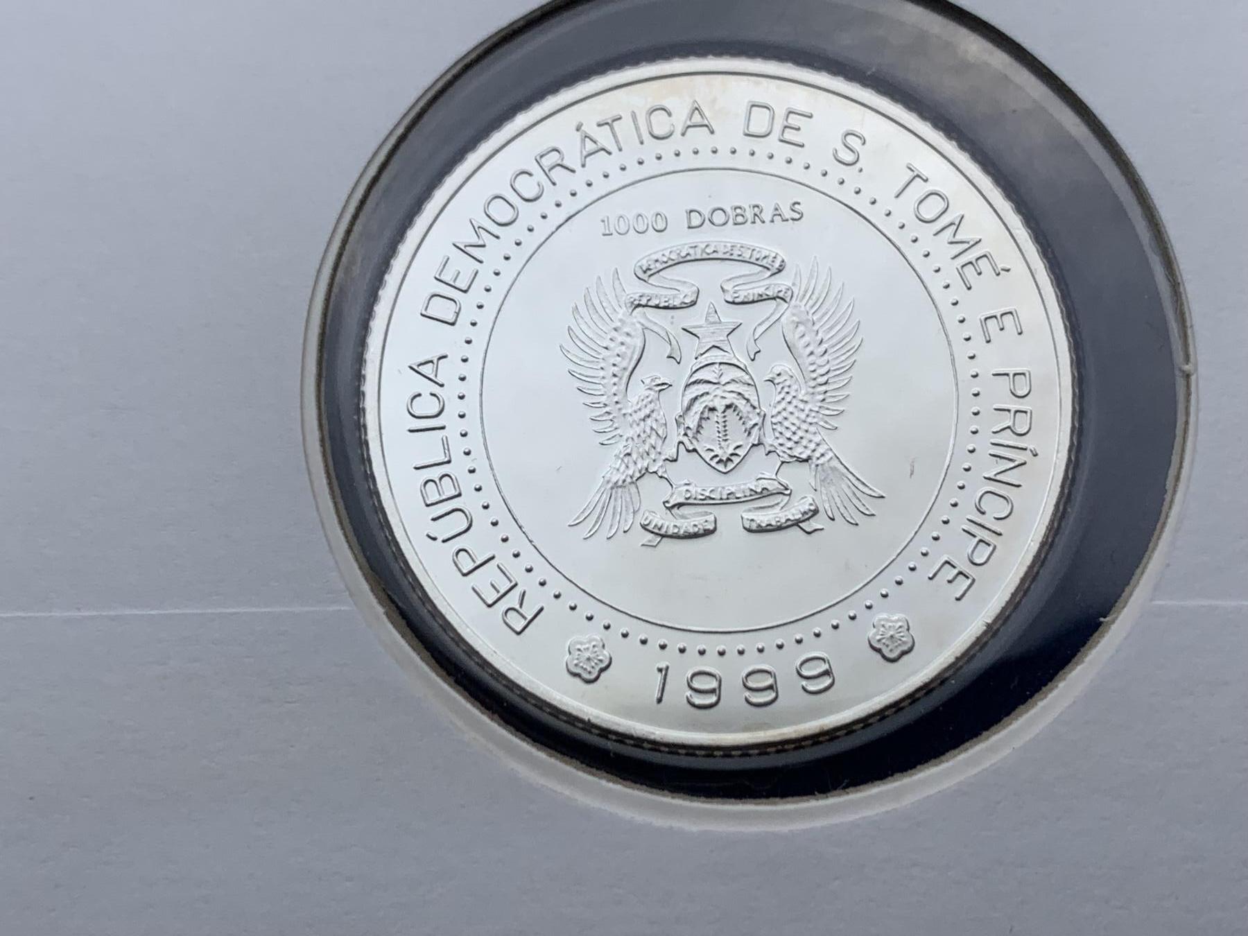 《竞宝斋》第396场 周日，周一，2场连拍 （全场包邮） 英国千禧年倒计时邮币封，含圣多美1999年千禧倒计时精制加厚特殊设计银币，925银，币重36.55克，完美状态。