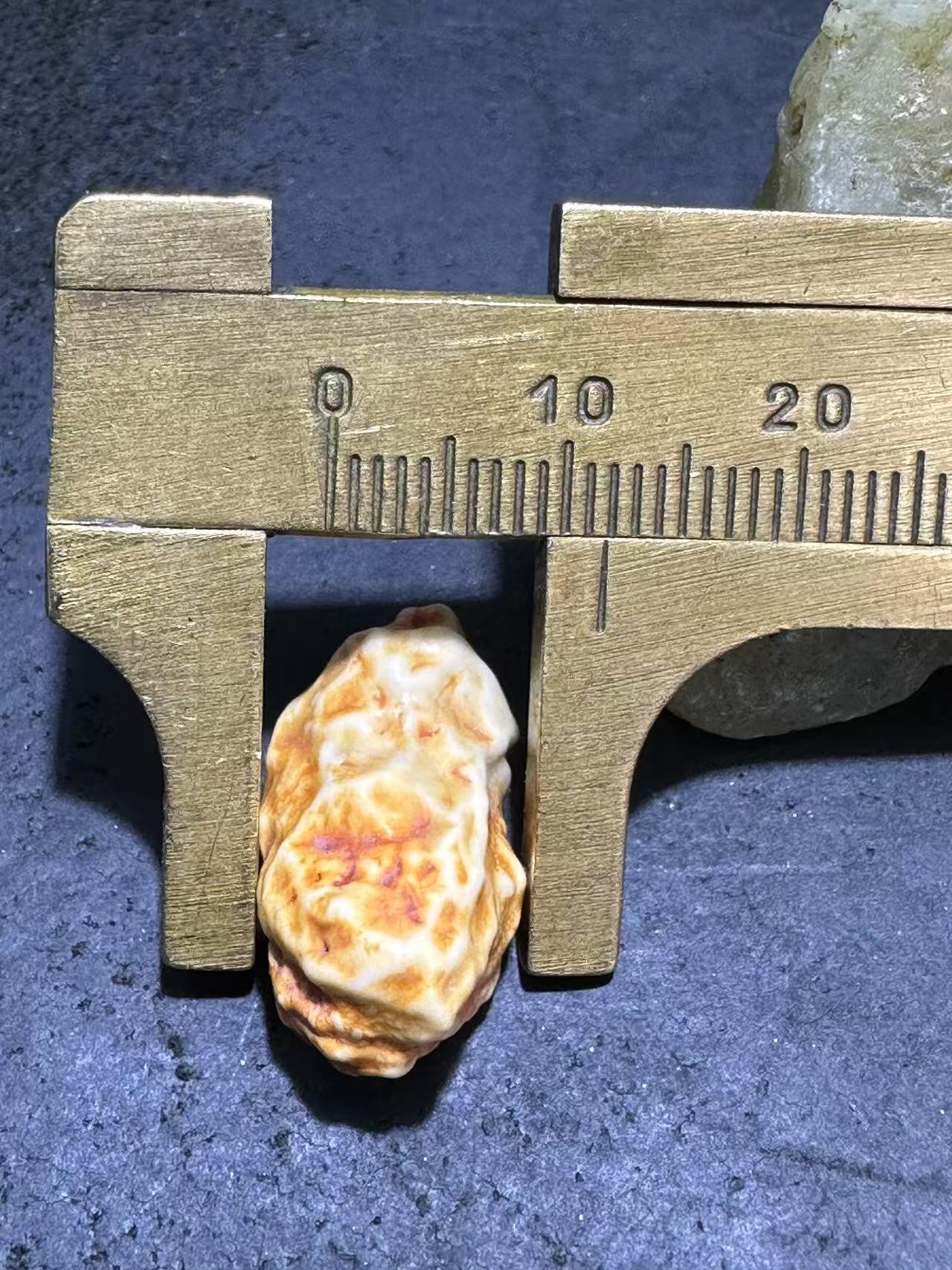 放福利，天然精品罕见筋脉沙漠漆原石一颗！