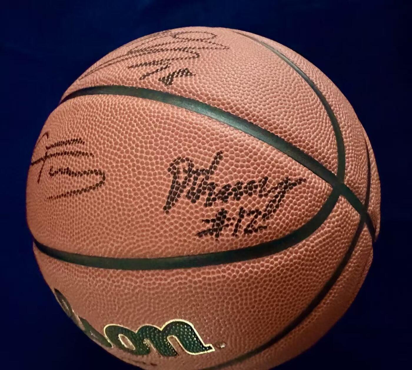 零元拍：‌超级理财佳品！2025NBA状元秀库珀-弗拉格‌，‌4号秀康·克努佩尔，10号秀卡曼-马鲁阿奇‌，锡安-詹姆斯‌等杜克大学NCAA 疯狂三月主力阵容合签Wilson NCAA Final Four 珍藏篮球！火力全开放心冲！！