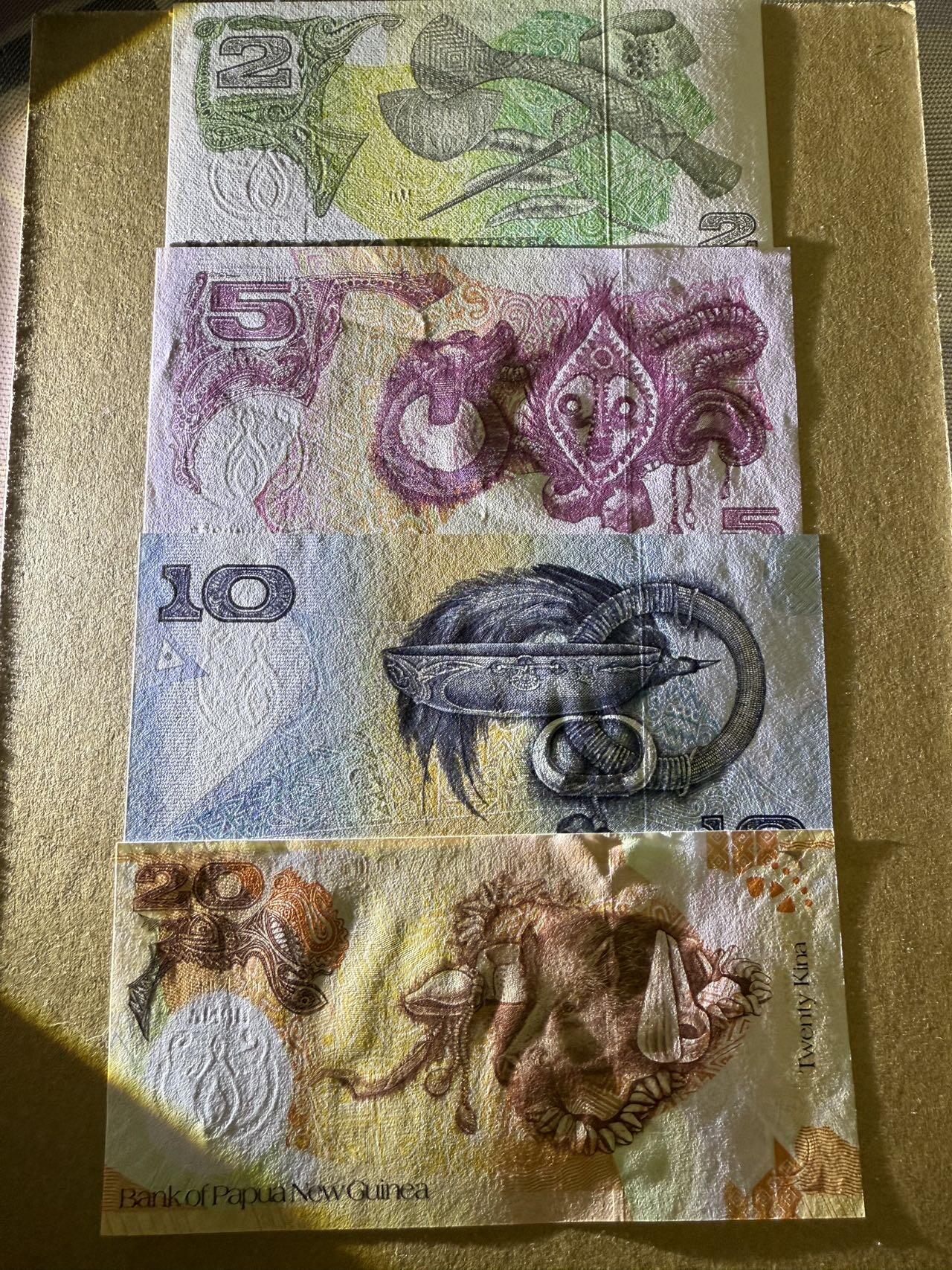 【炜奕收藏】，第三十八期 巴布亚新几内亚2-20基纳4张纸币，两张纪念钞，5基纳有轻微压痕，其余全新