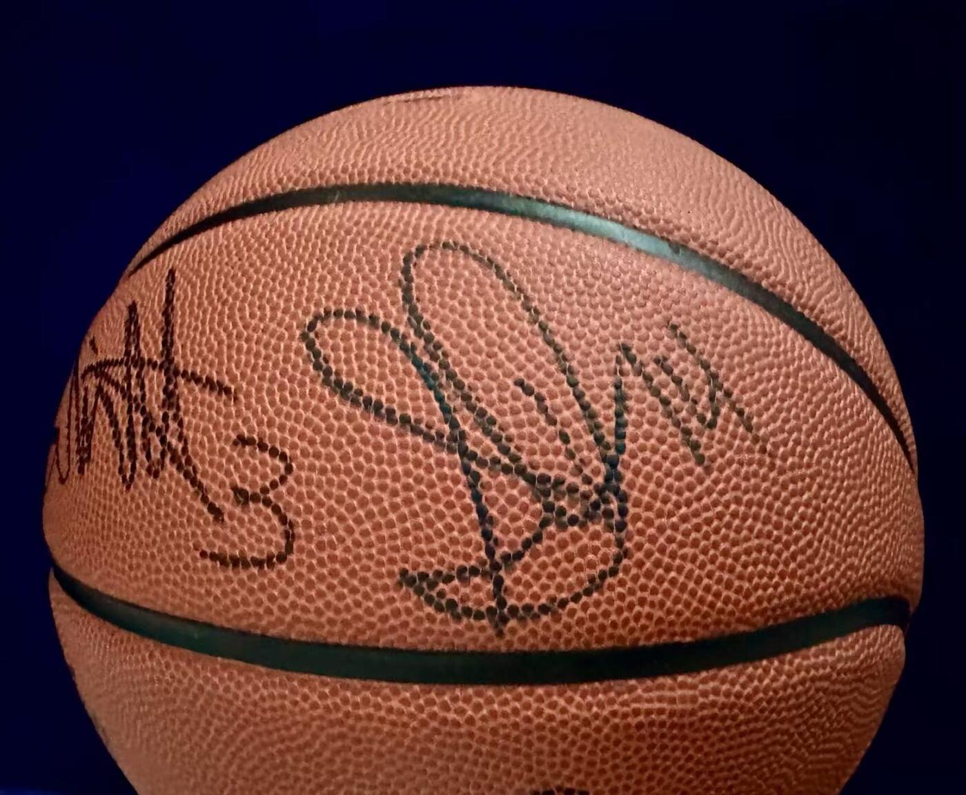 零元拍：‌超级理财佳品！2025NBA状元秀库珀-弗拉格‌，‌4号秀康·克努佩尔，10号秀卡曼-马鲁阿奇‌，锡安-詹姆斯‌等杜克大学NCAA 疯狂三月主力阵容合签Wilson NCAA Final Four 珍藏篮球！火力全开放心冲！！
