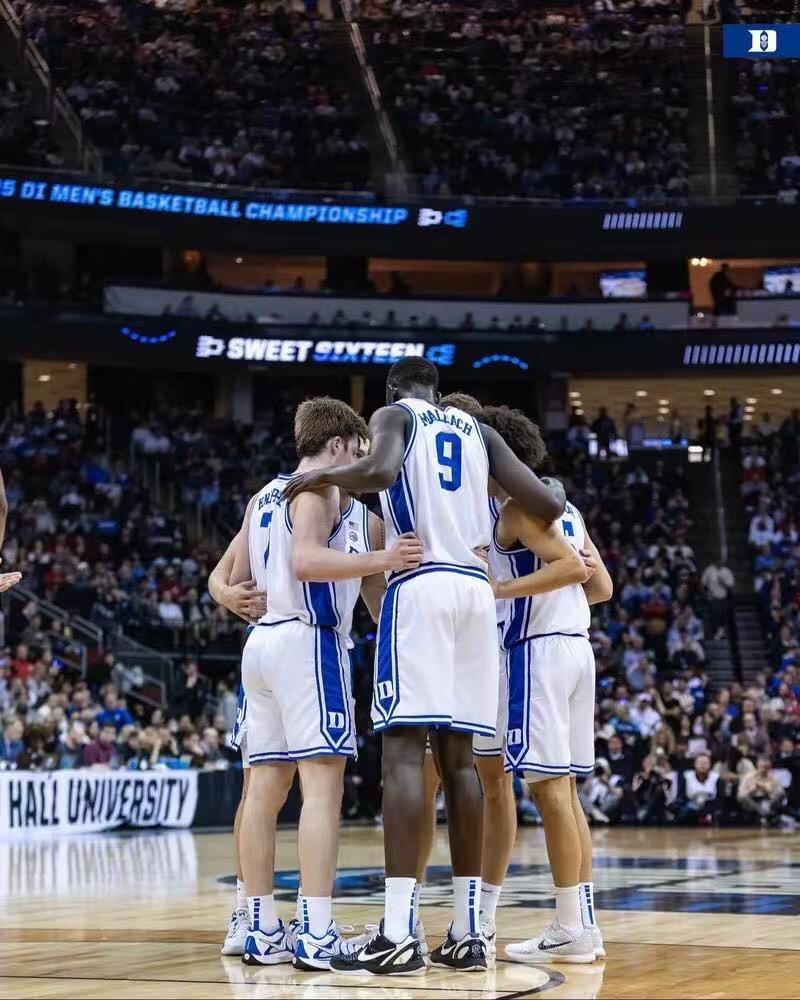 零元拍：‌超级理财佳品！2025NBA状元秀库珀-弗拉格‌，‌4号秀康·克努佩尔，10号秀卡曼-马鲁阿奇‌，锡安-詹姆斯‌等杜克大学NCAA 疯狂三月主力阵容合签Wilson NCAA Final Four 珍藏篮球！火力全开放心冲！！
