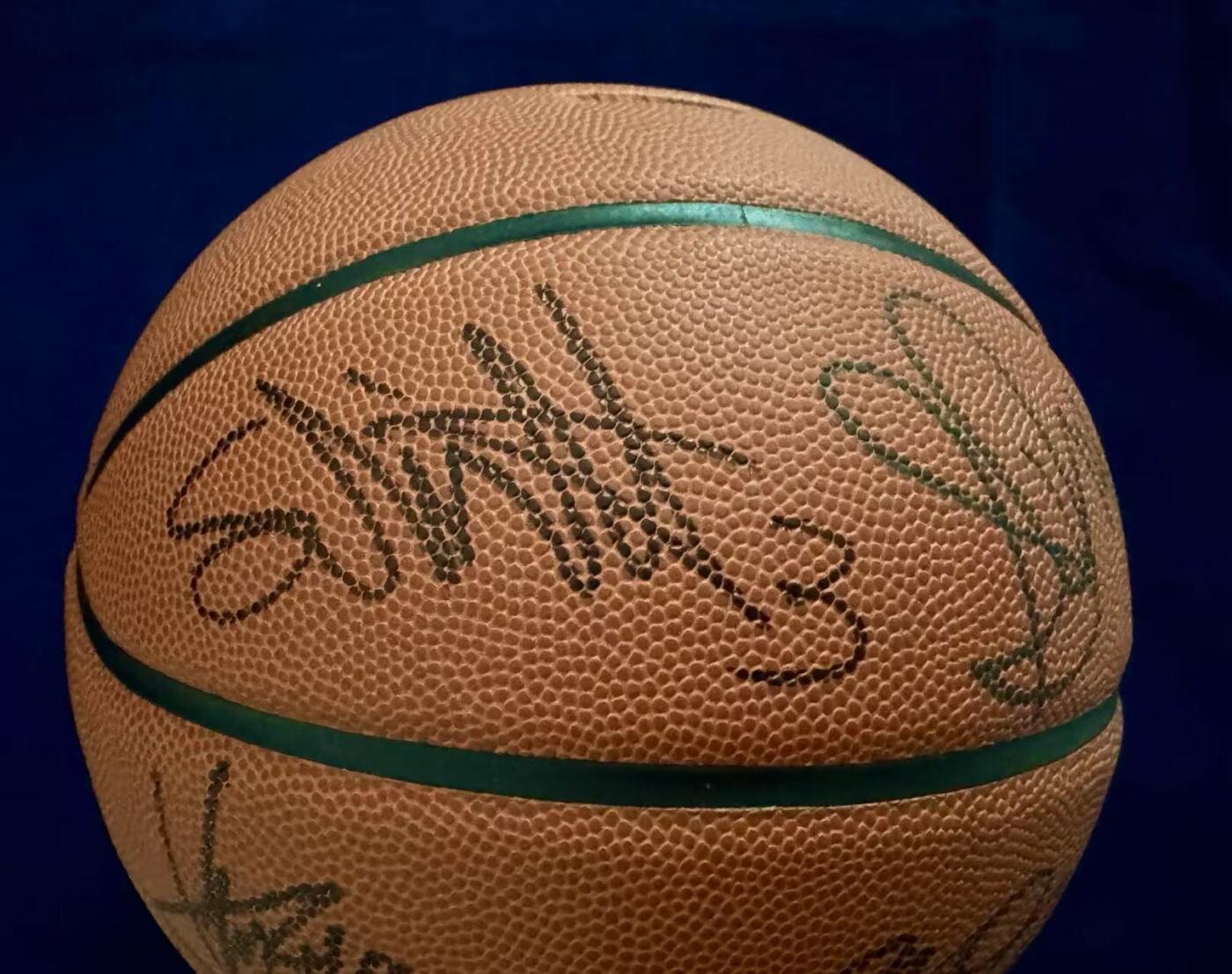零元拍：‌超级理财佳品！2025NBA状元秀库珀-弗拉格‌，‌4号秀康·克努佩尔，10号秀卡曼-马鲁阿奇‌，锡安-詹姆斯‌等杜克大学NCAA 疯狂三月主力阵容合签Wilson NCAA Final Four 珍藏篮球！火力全开放心冲！！