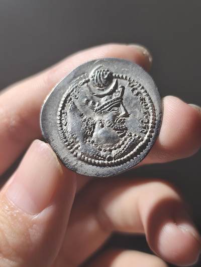 7.15星盘世界钱币古典精品专场，牢孙严选 - 极品！萨珊帝国瓦赫兰五世德拉克马银币顶级波斯窖藏原坑，原味au未流通品相，这一枚是祭坛上带有瓦赫兰五世头像的版别，品相非常漂亮，铭文很清楚
