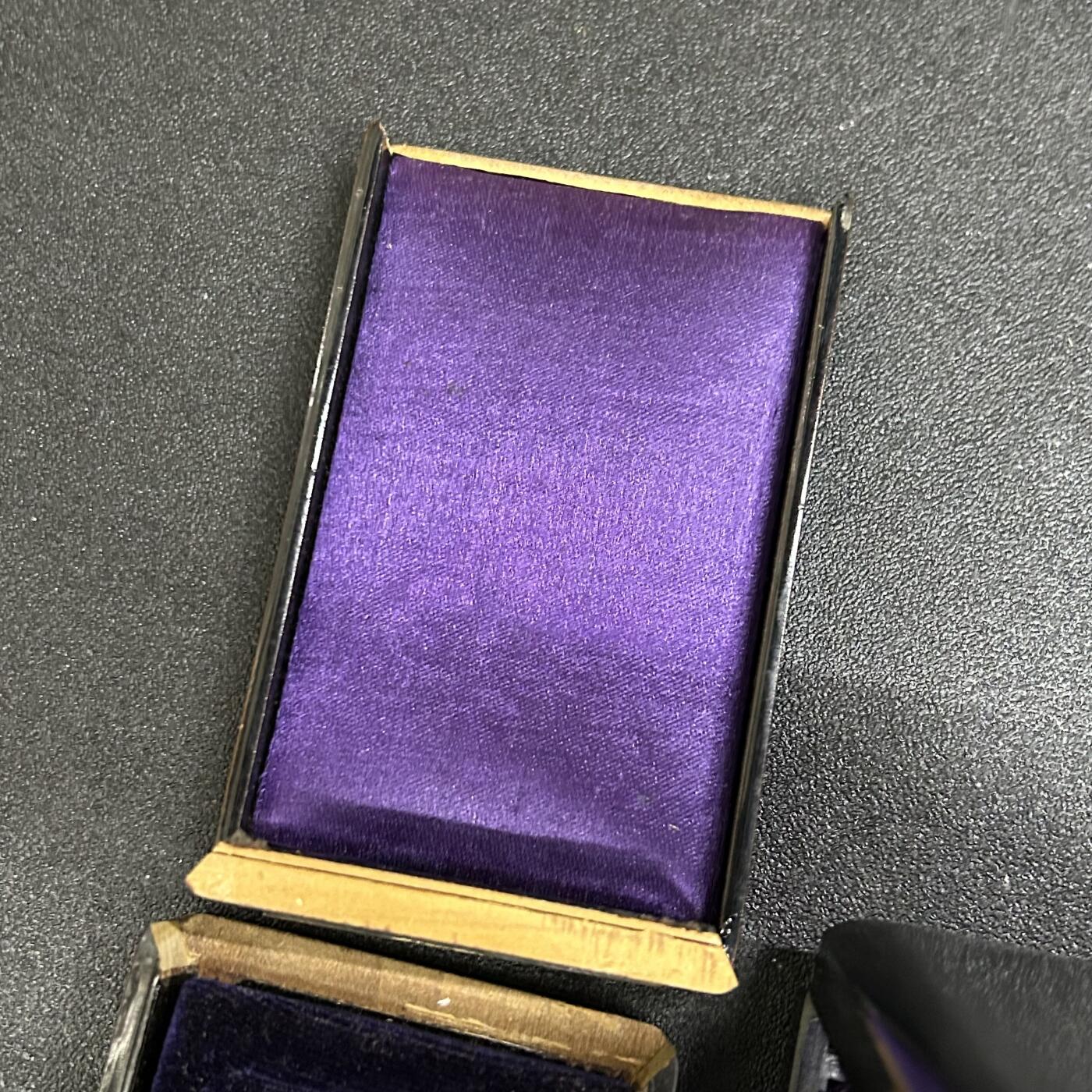 西秦中古拍卖第五十期 日本战时七等青色桐叶章空盒（残品）和战后八等白色桐叶章空盒（完好）一对