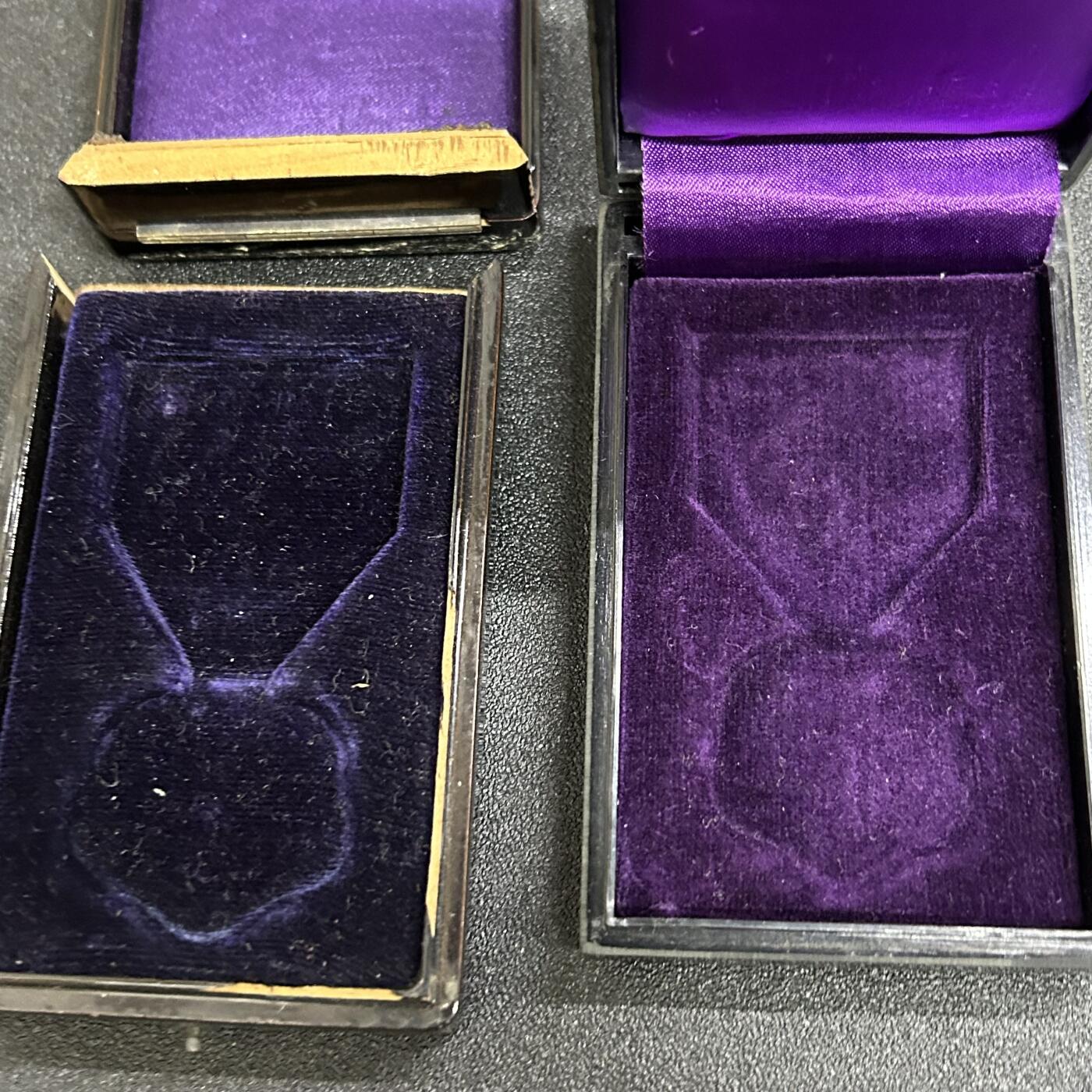 西秦中古拍卖第五十期 日本战时七等青色桐叶章空盒（残品）和战后八等白色桐叶章空盒（完好）一对