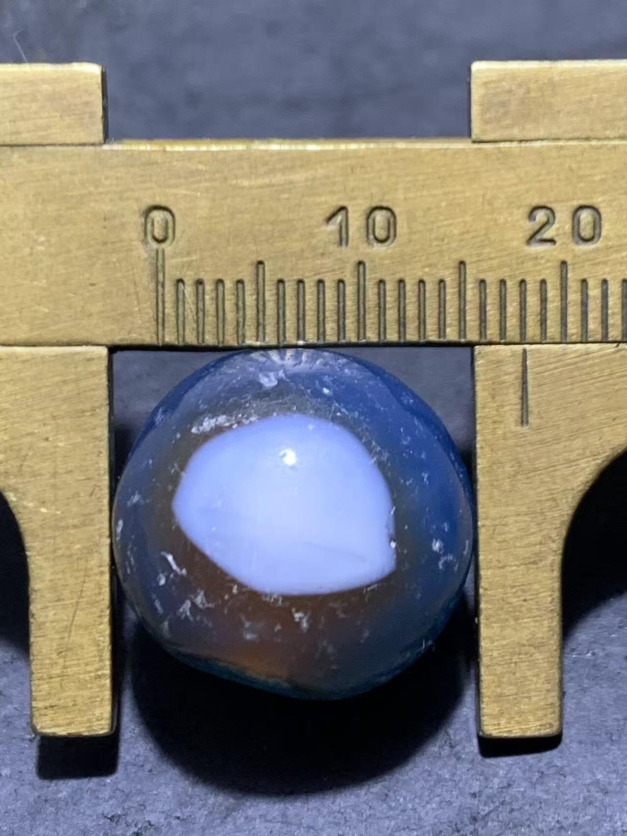 精美高玉化天眼风化纹红蓝白三色缠丝玛瑙随形珠一颗，