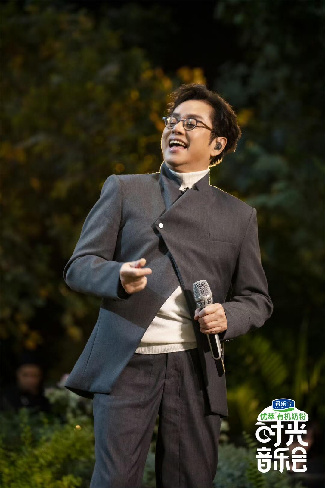 零元拍：“谭校长”谭咏麟亲签湖南卫视《时光音乐会》官方签名大卡，Alan哥风采依然~