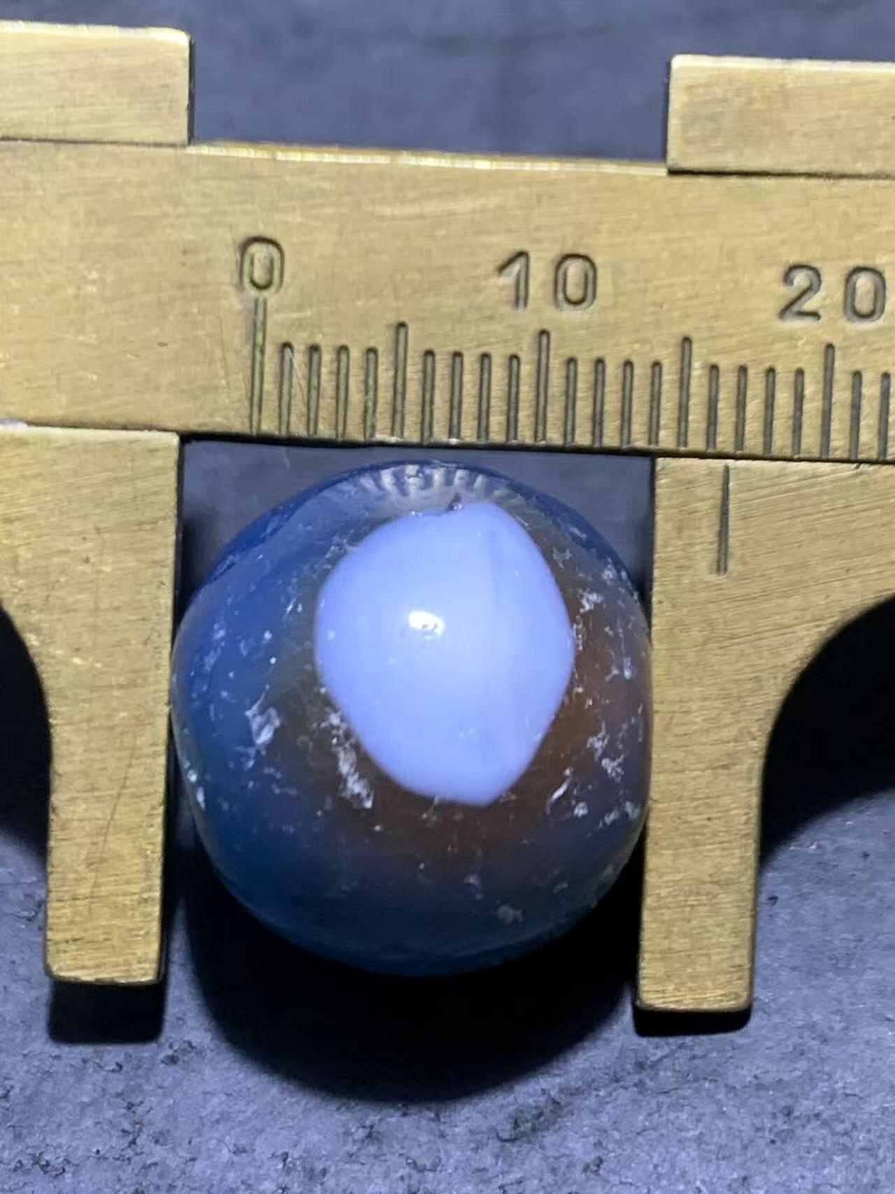 精美高玉化天眼风化纹红蓝白三色缠丝玛瑙随形珠一颗，