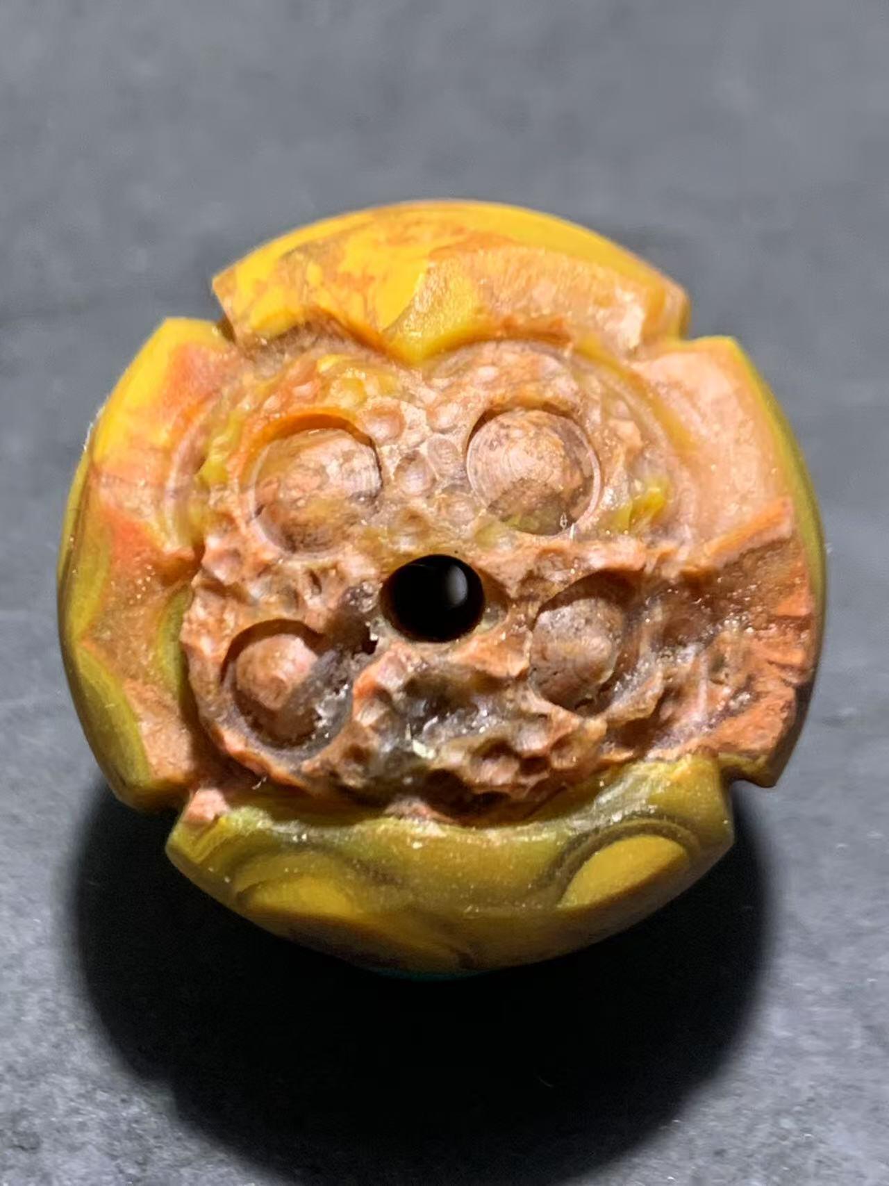 精美亚光原皮冰飘战国红玛瑙手工俏色巧雕莲子随形珠一颗！