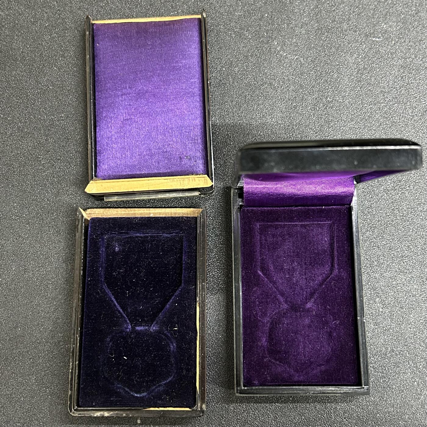 西秦中古拍卖第五十期 日本战时七等青色桐叶章空盒（残品）和战后八等白色桐叶章空盒（完好）一对