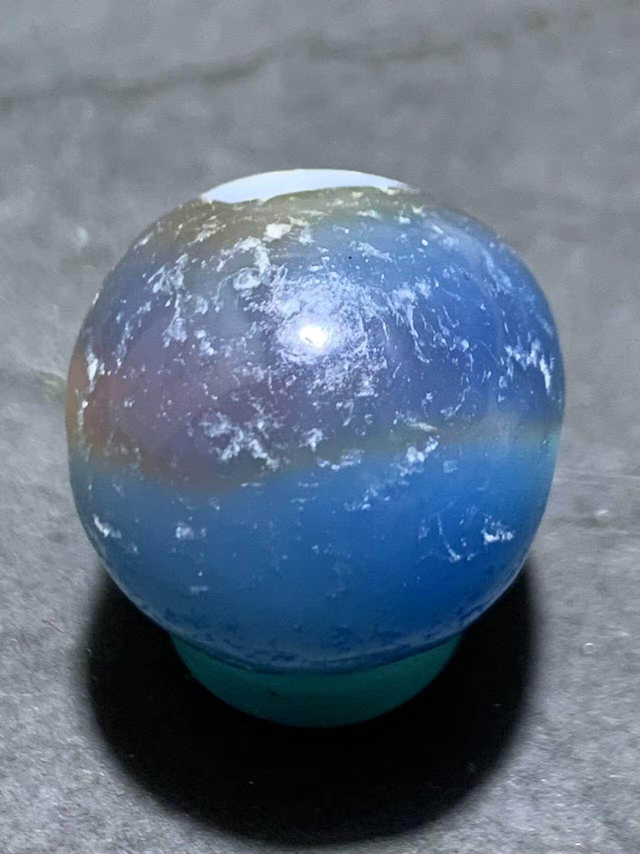 精美高玉化天眼风化纹红蓝白三色缠丝玛瑙随形珠一颗，