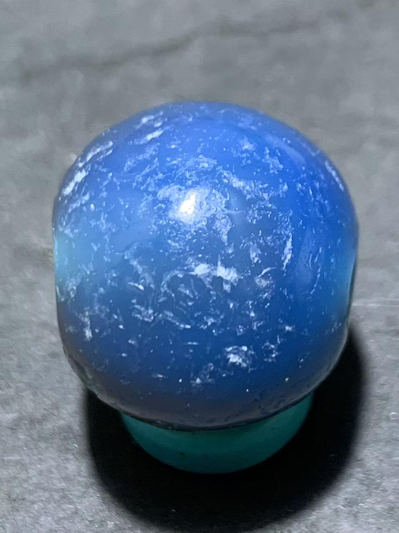 精美高玉化天眼风化纹红蓝白三色缠丝玛瑙随形珠一颗，