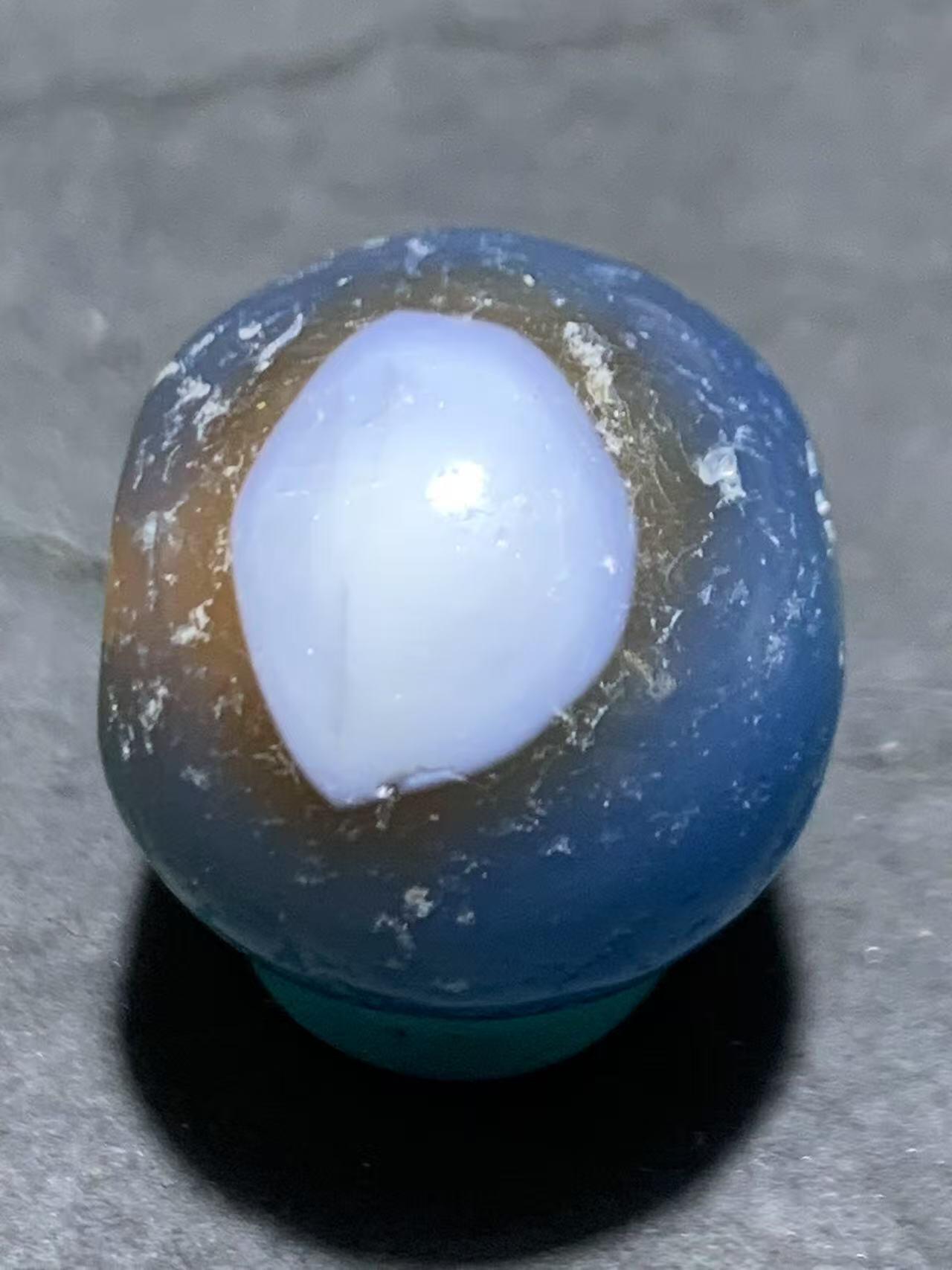 精美高玉化天眼风化纹红蓝白三色缠丝玛瑙随形珠一颗，