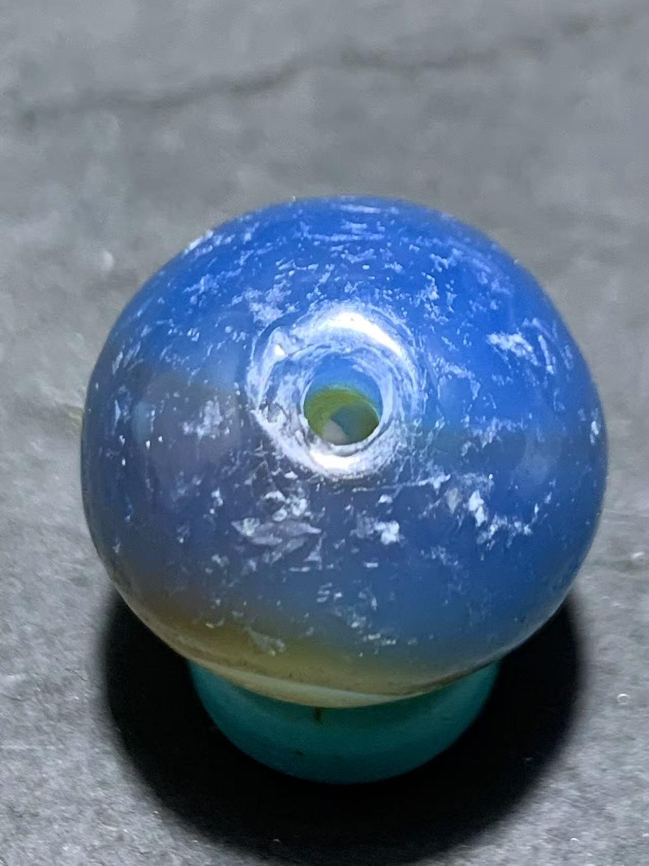 精美高玉化天眼风化纹红蓝白三色缠丝玛瑙随形珠一颗，