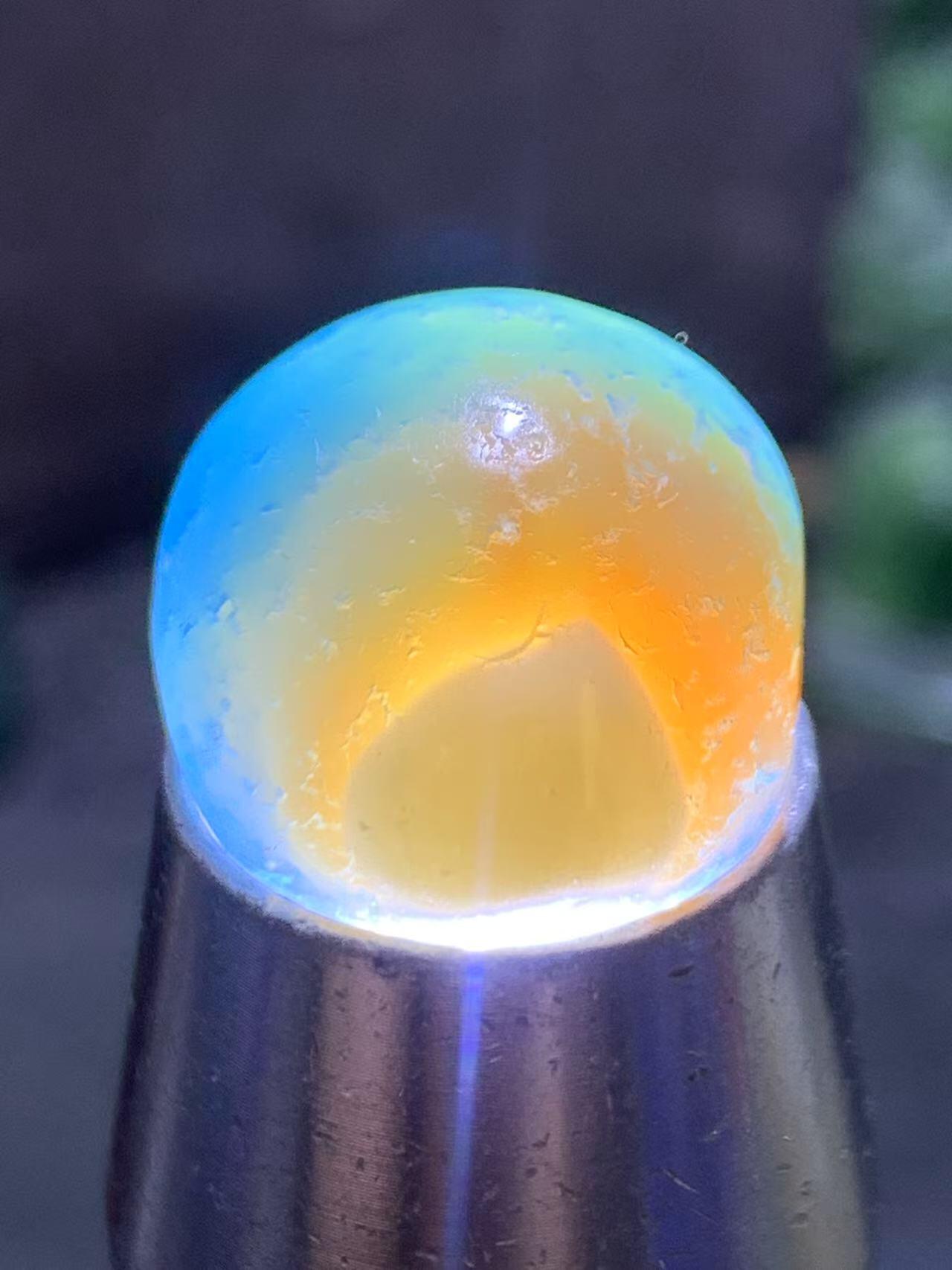 精美高玉化天眼风化纹红蓝白三色缠丝玛瑙随形珠一颗，