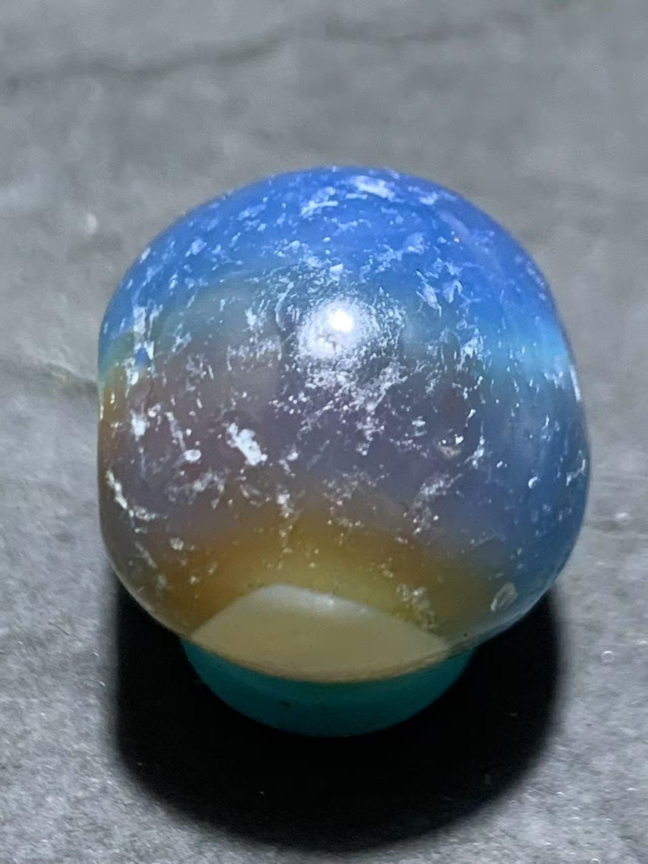 精美高玉化天眼风化纹红蓝白三色缠丝玛瑙随形珠一颗，