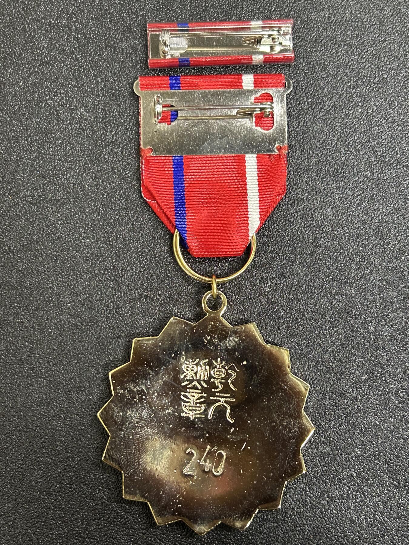 西秦中古拍卖第五十期 民国空军乾元勋章 带编号 带勋略 退台后版本