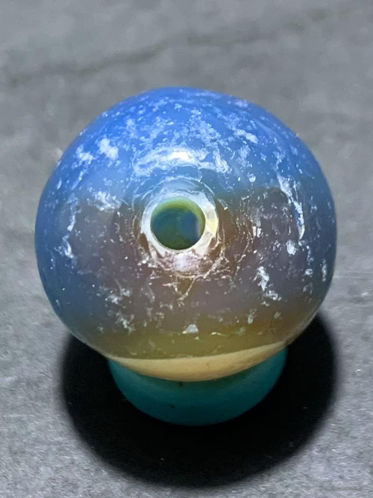 精美高玉化天眼风化纹红蓝白三色缠丝玛瑙随形珠一颗，