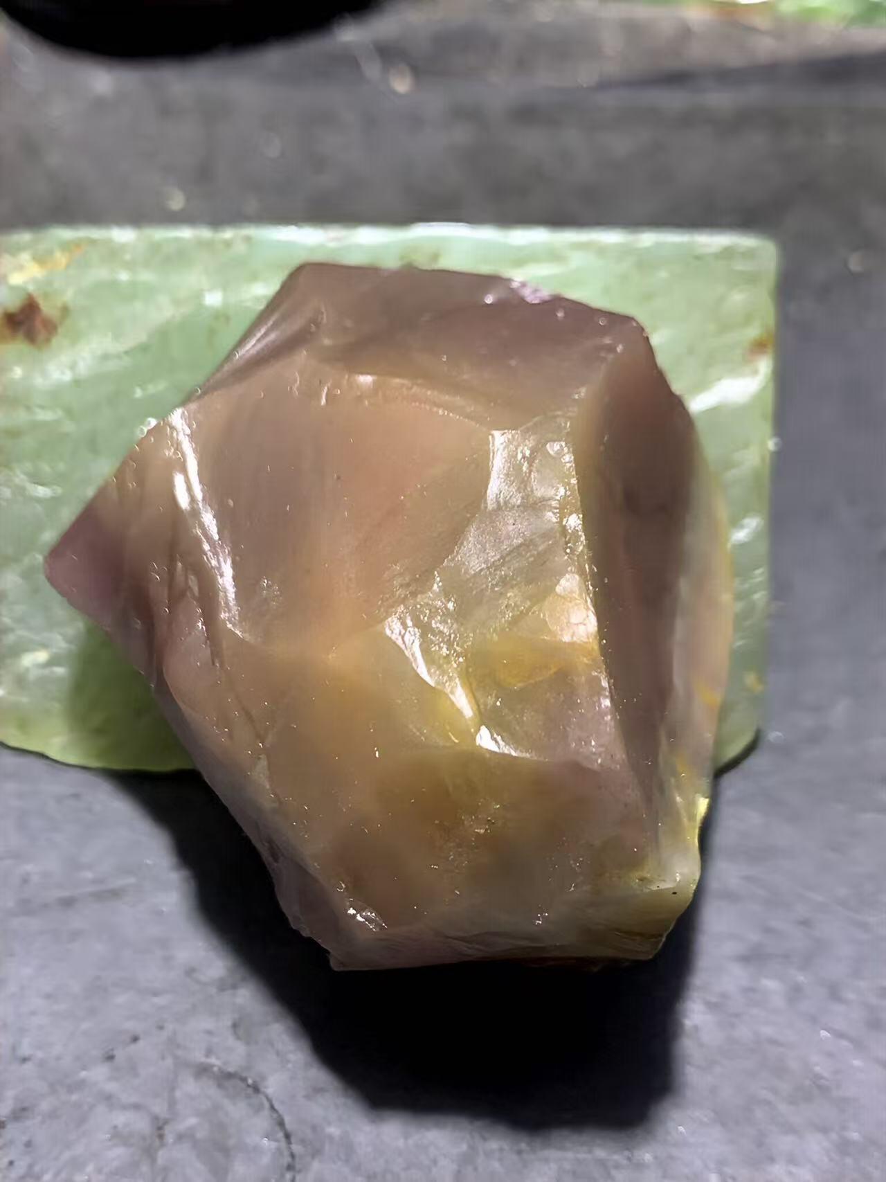 精美原皮紫绿玛瑙明料原石一块