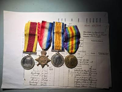 盛世勋华——麦稀奇收藏嘉年华 号角文化勋章邮票专场拍卖第263期 - 英国庚子侵华奖章和一战四联排 包括1900庚子（八国联军）奖章（银制）/1914-15之星奖章/一战战争奖章（银制）/一战胜利奖章 带完整档案 授予英国海军中士Thomas Lear，曾在“不死鸟”号风帆护卫舰（HMS Phoenix）上服役