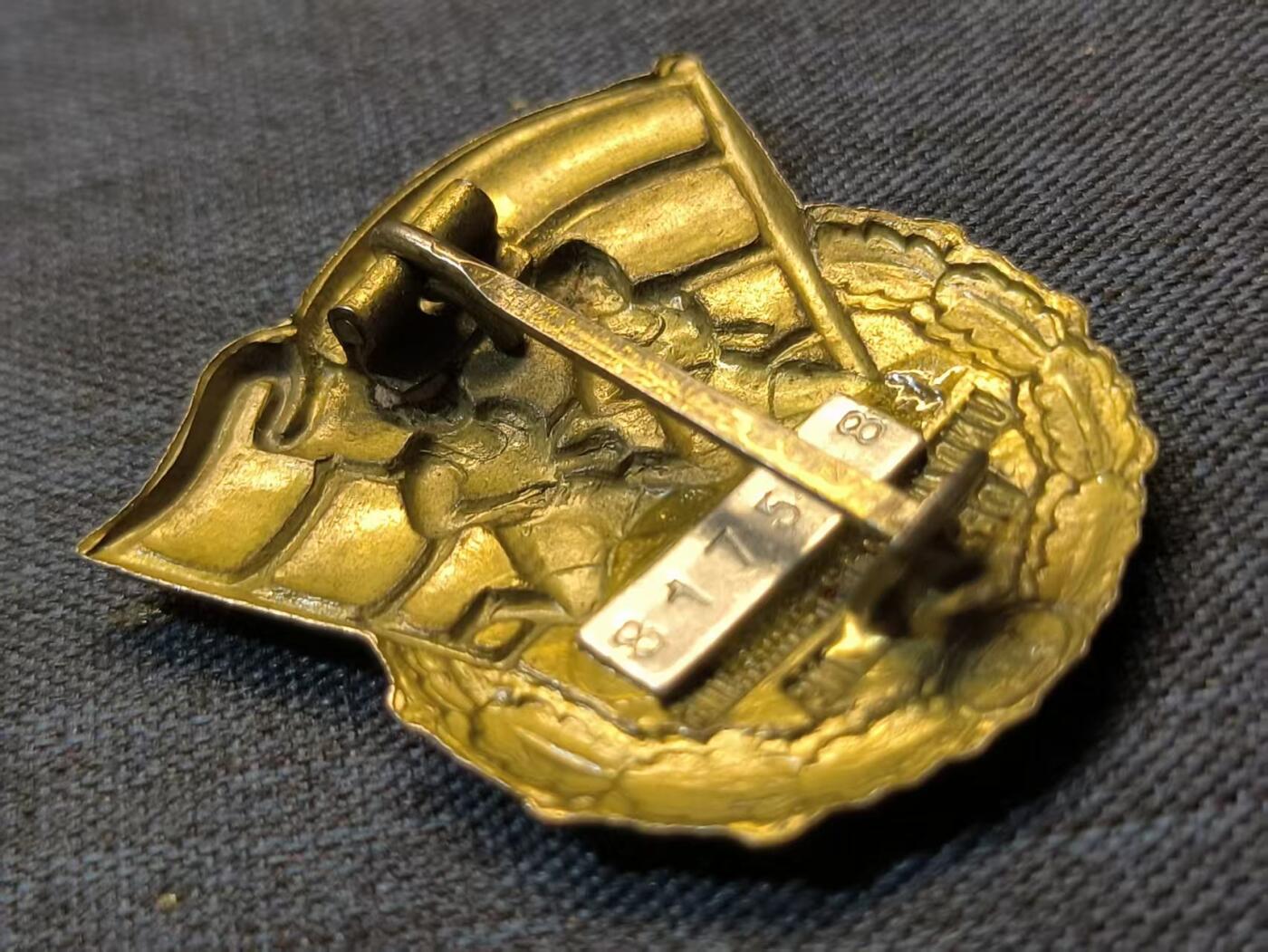古林万国勋赏爱藏首期大拍（中高考专设场次，百样精品制服奖章书籍）-分享拍场赚佣金