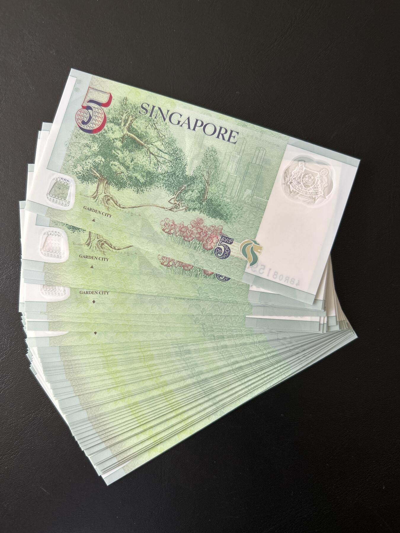 全新刀拆新加坡5元塑料钞尚达曼签名，标价为单张，号码随机