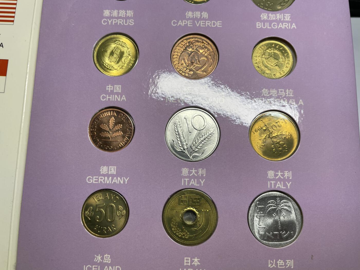 2025年集古藏今外币拍卖第六期-第7场—（总第247拍-银币专场），可以寄存60天，满160元包邮。 1998年上海第一届国际花卉节纪念币套装册，25枚，都是卷拆品相