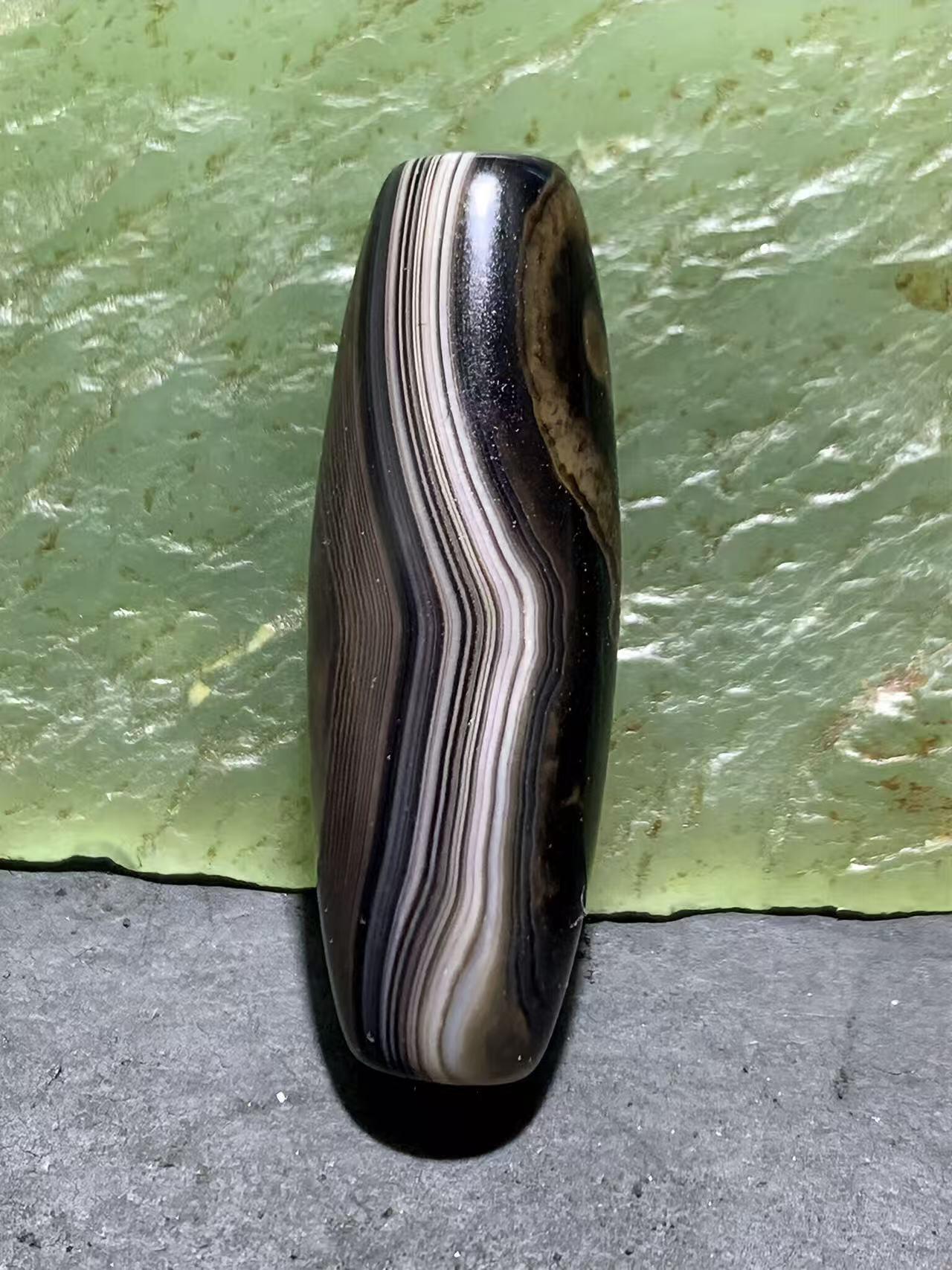 精美罕见8字天眼千层纹药师玛瑙桶珠一个，，