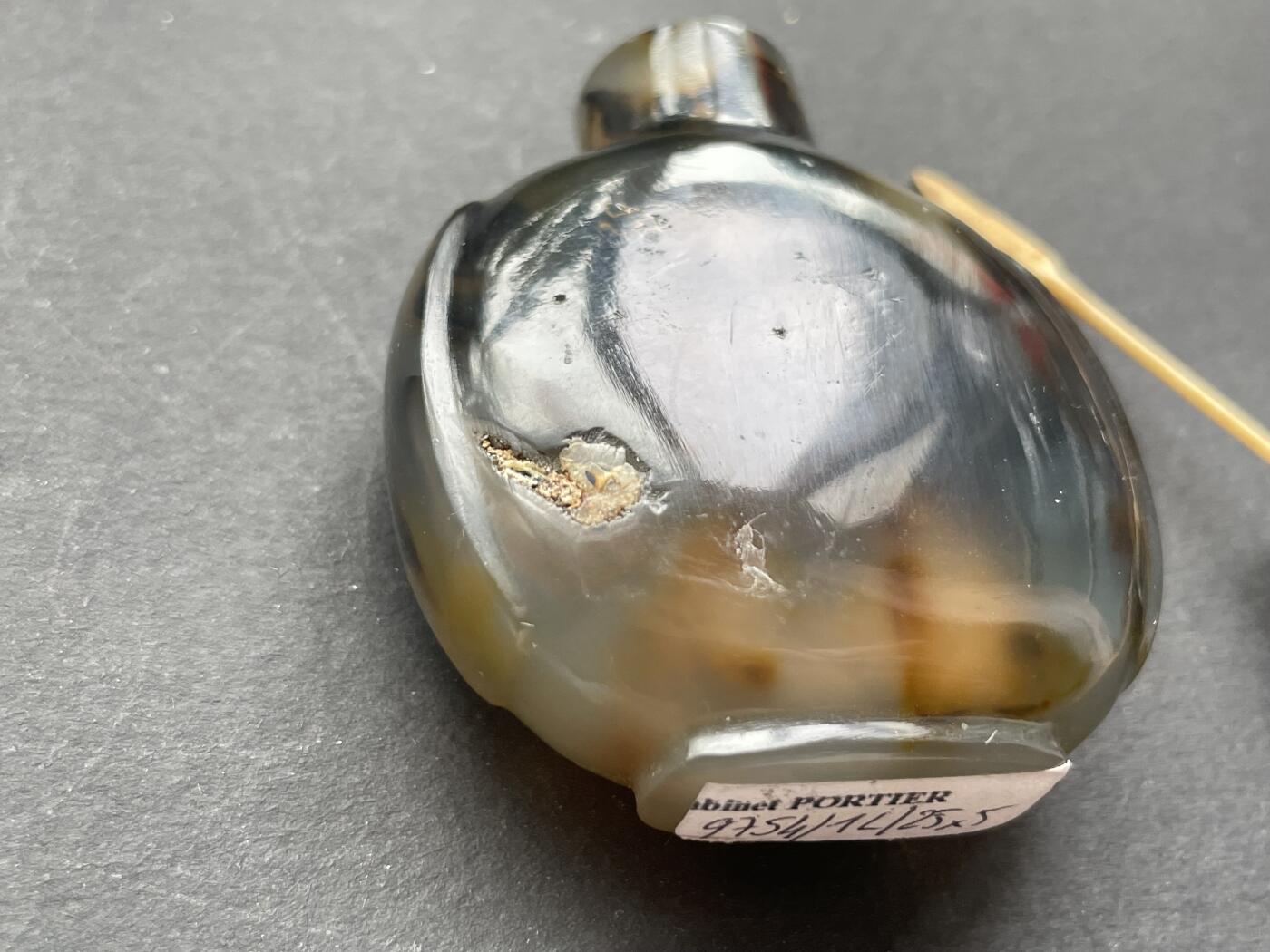 海外回流精品拍卖 法国回流清代影子玛瑙鼻烟壶 尺寸：高7cm。壶身一处玛瑙自带瑕疵，如图。