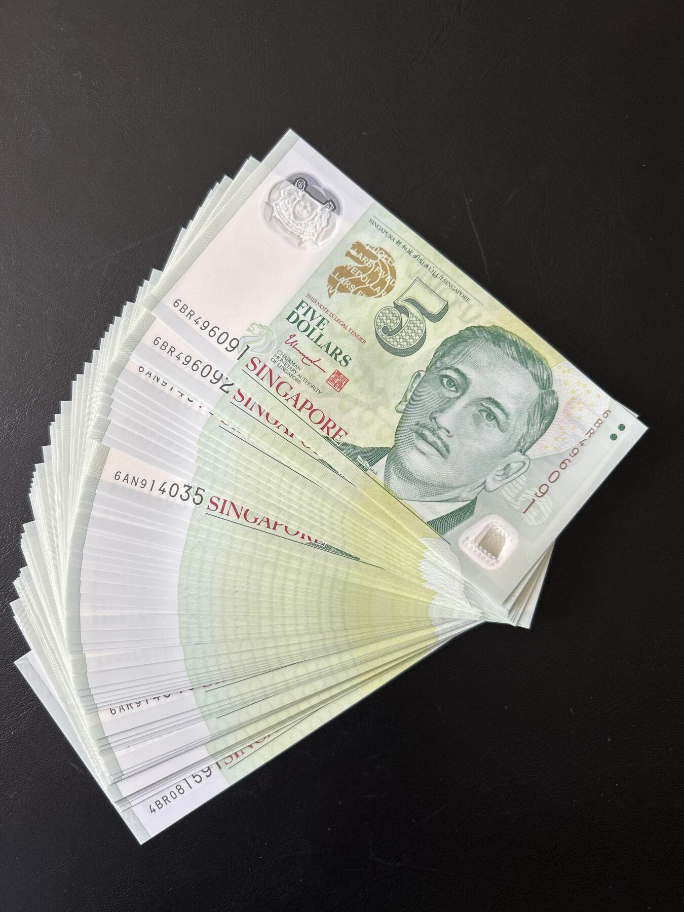 全新刀拆新加坡5元塑料钞尚达曼签名，标价为单张，号码随机