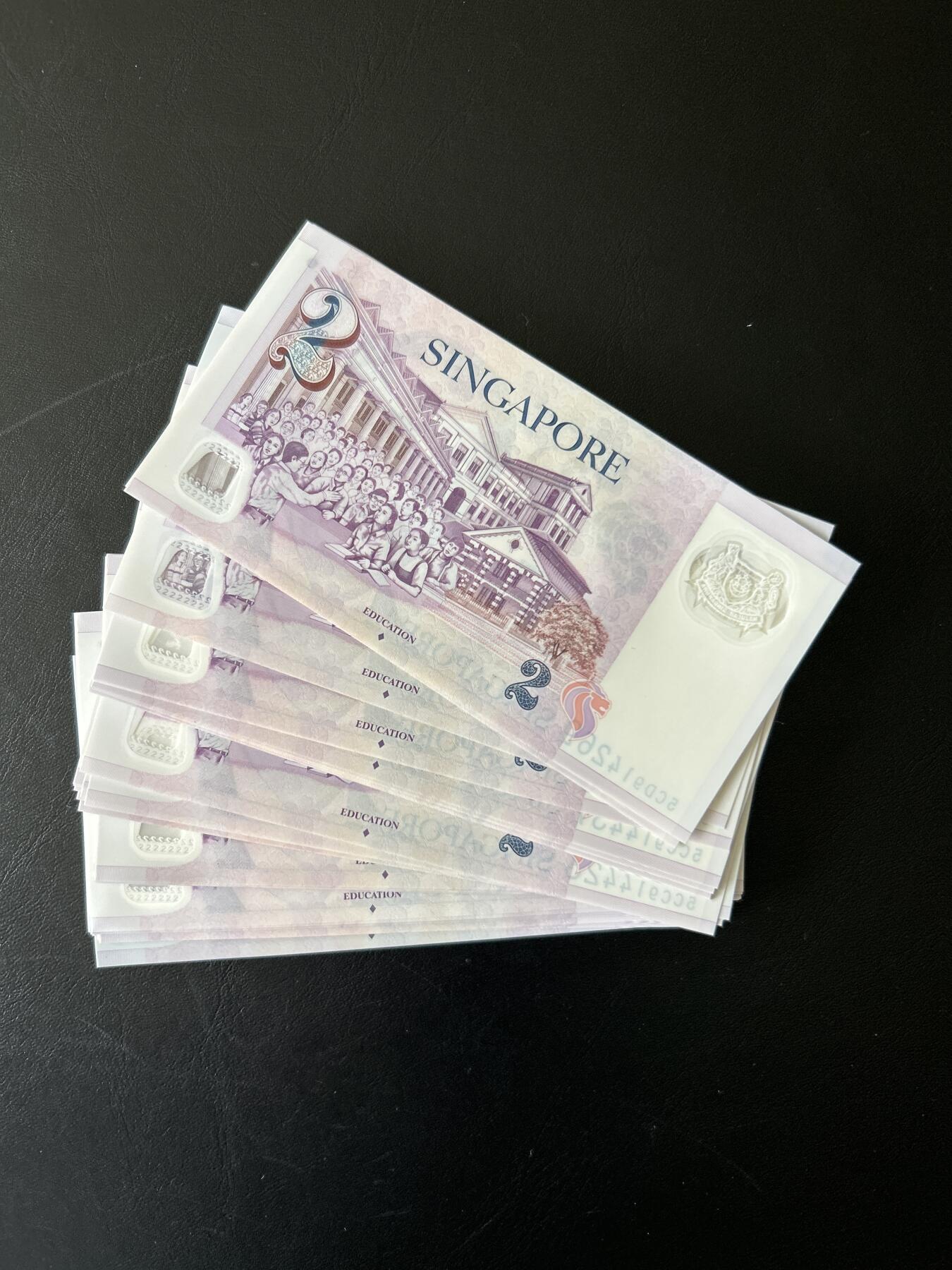 全新刀拆新加坡2元塑料钞尚达曼签名，标价为单张，号码随机