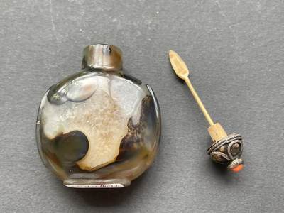 海外回流精品拍卖（五一专场） 法国回流清代影子玛瑙鼻烟壶 尺寸：高7cm。壶身一处玛瑙自带瑕疵，如图。