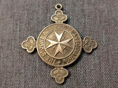古林万国勋赏爱藏首期大拍（中高考专设场次，百样精品制服奖章书籍）-分享拍场赚佣金 - 大英帝国圣约翰救护协会银质奖章--背面刻有编号322115 属于“ENOCH G BRADLEY”伊诺克・G・布拉德利牧师 在克勒肯维尔圣约翰门注册