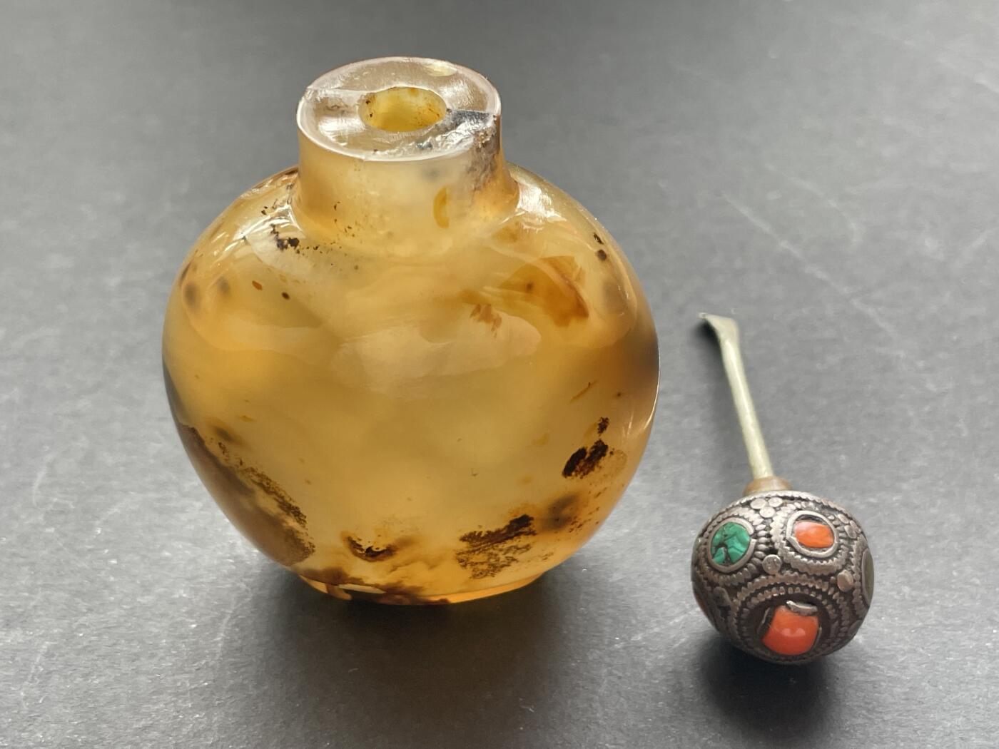 海外回流精品拍卖 法国回流清代影子玛瑙鼻烟壶 尺寸：高7cm。口沿有小磕。