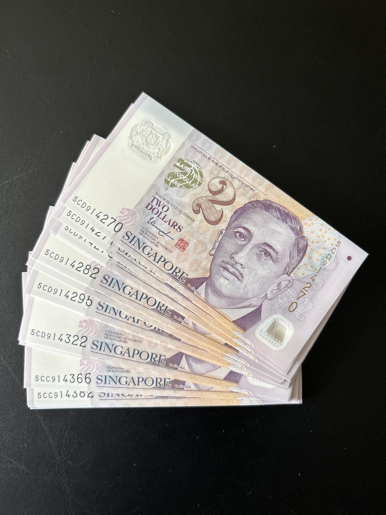 全新刀拆新加坡2元塑料钞尚达曼签名，标价为单张，号码随机