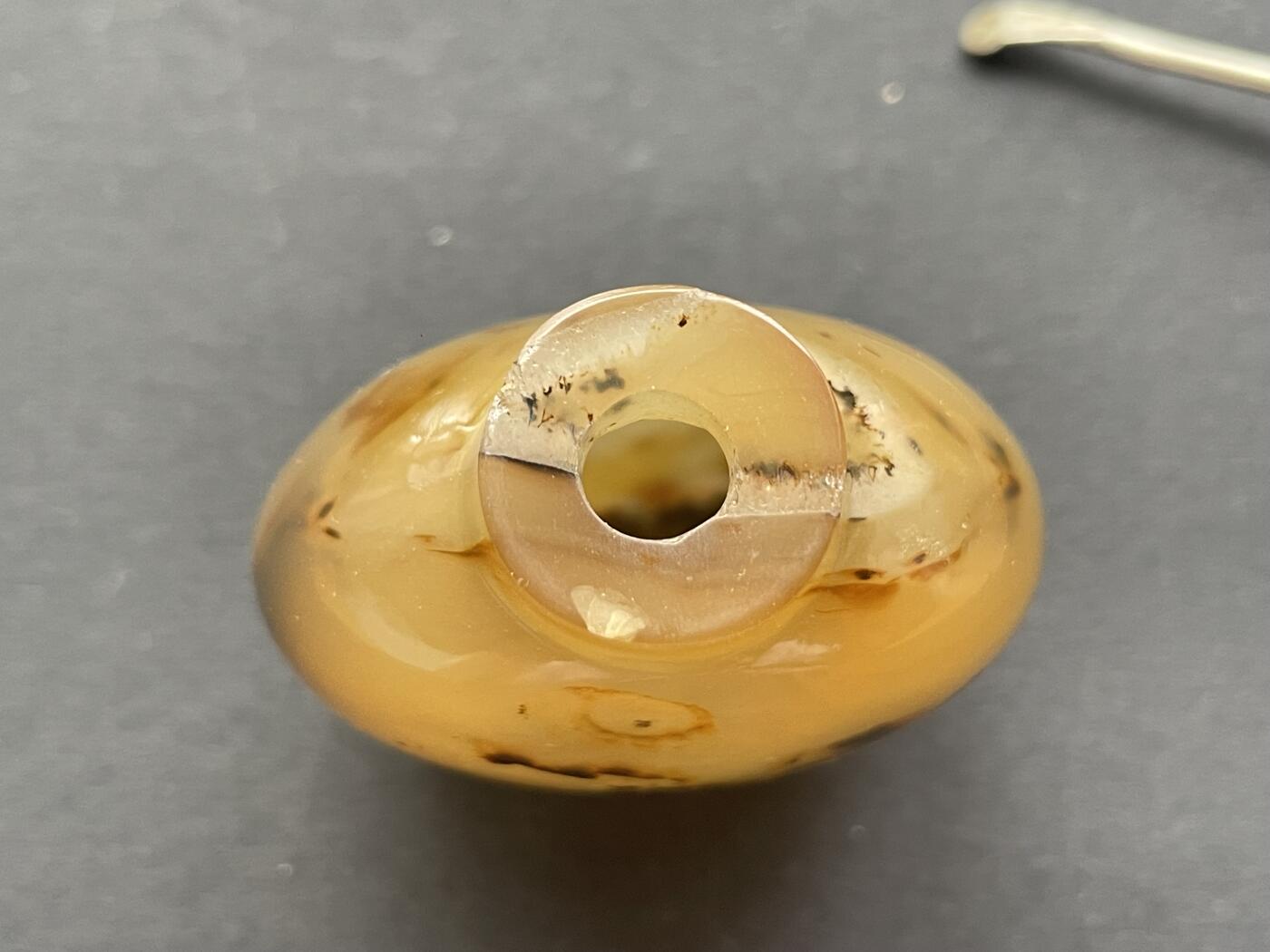 海外回流精品拍卖 法国回流清代影子玛瑙鼻烟壶 尺寸：高7cm。口沿有小磕。