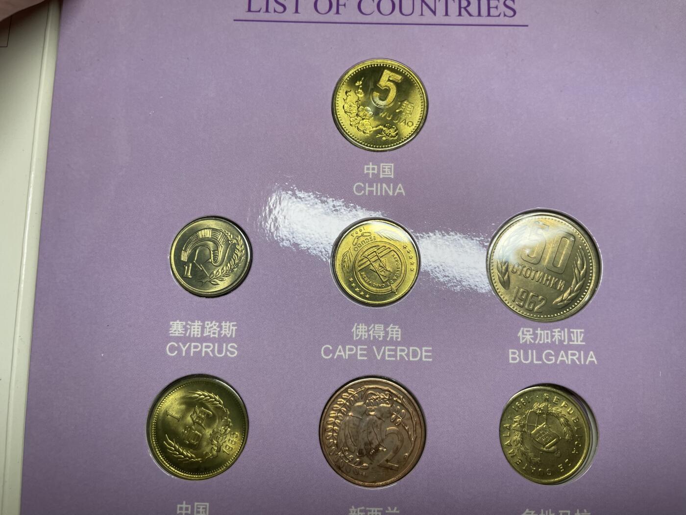 2025年集古藏今外币拍卖第六期-第7场—（总第247拍-银币专场），可以寄存60天，满160元包邮。 1998年上海第一届国际花卉节纪念币套装册，25枚，都是卷拆品相