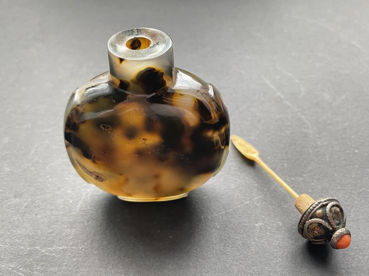 海外回流精品拍卖 法国回流清代影子玛瑙鼻烟壶 尺寸：高7cm。壶身一处玛瑙自带瑕疵，如图。