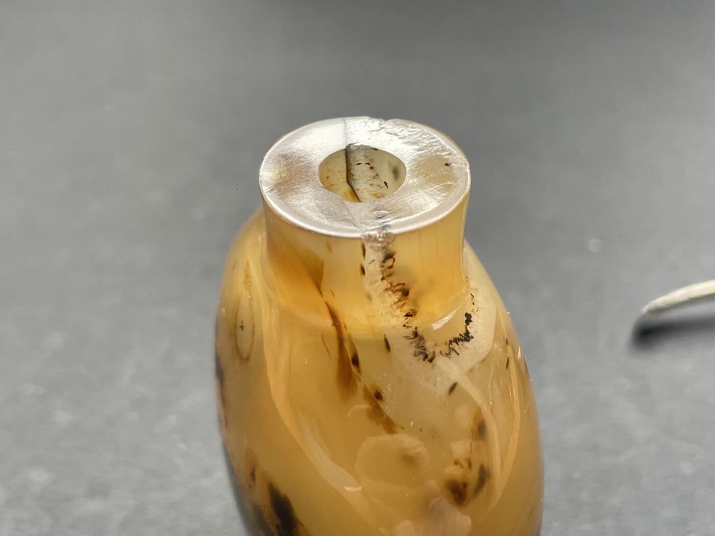 海外回流精品拍卖 法国回流清代影子玛瑙鼻烟壶 尺寸：高7cm。口沿有小磕。