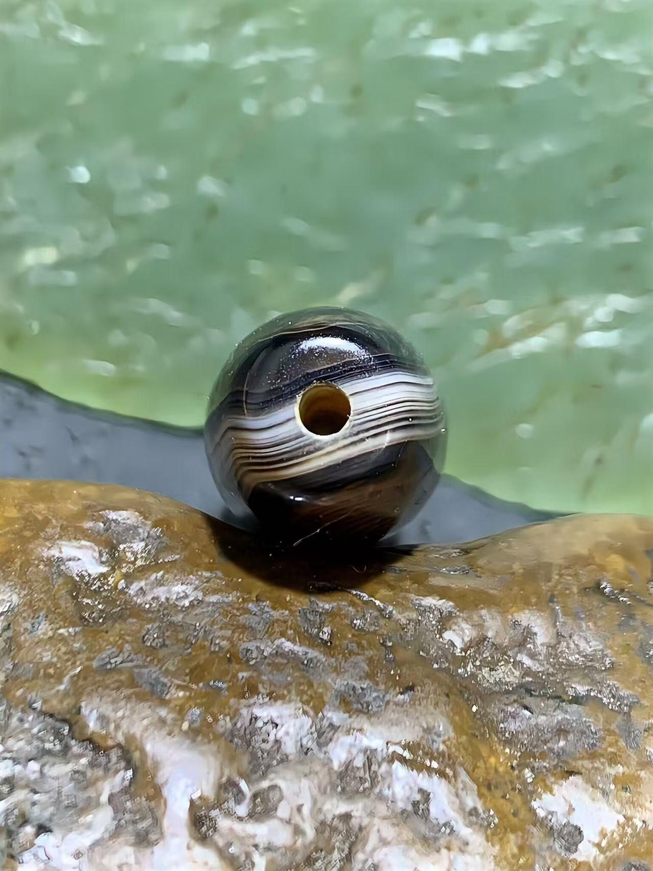 精美罕见8字天眼千层纹药师玛瑙桶珠一个，，