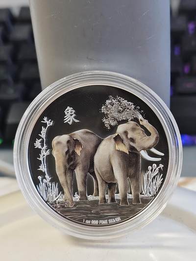 第165期拍卖【长期征集拍品】 - 纽埃2015年风水系列大象彩色纪念银币，999银，发行5000枚