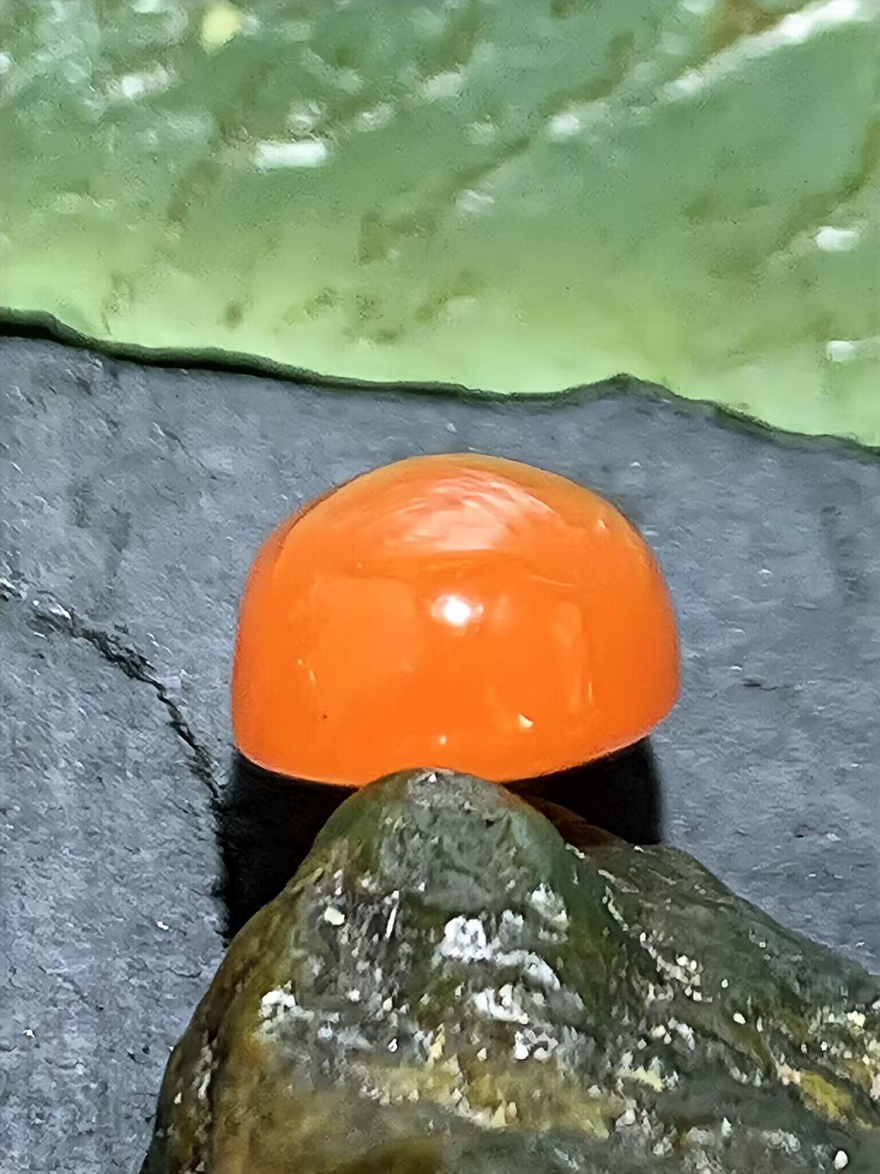 精美联合料樱桃红朱砂点南红玛瑙戒面一个，