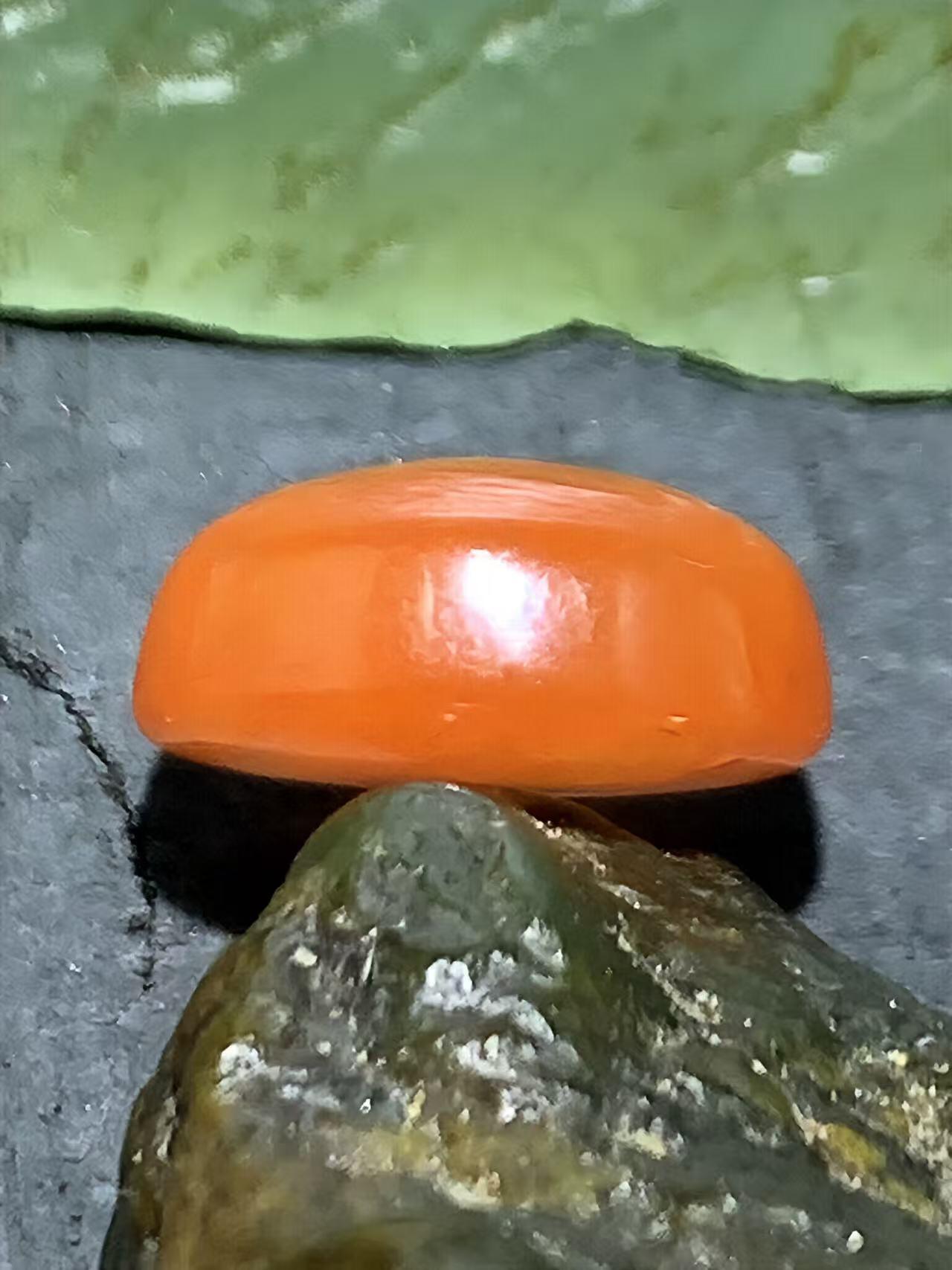 精美联合料樱桃红朱砂点南红玛瑙戒面一个，